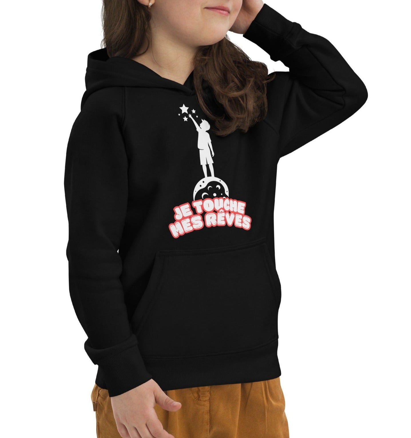 sweat à capuche enfant de couleur noir poche kangourou avec dessin d'un enfant qui touche les étoiles du bout des doigts et inscription " je touche mes rêves" porté par une mannequin de 6 ans