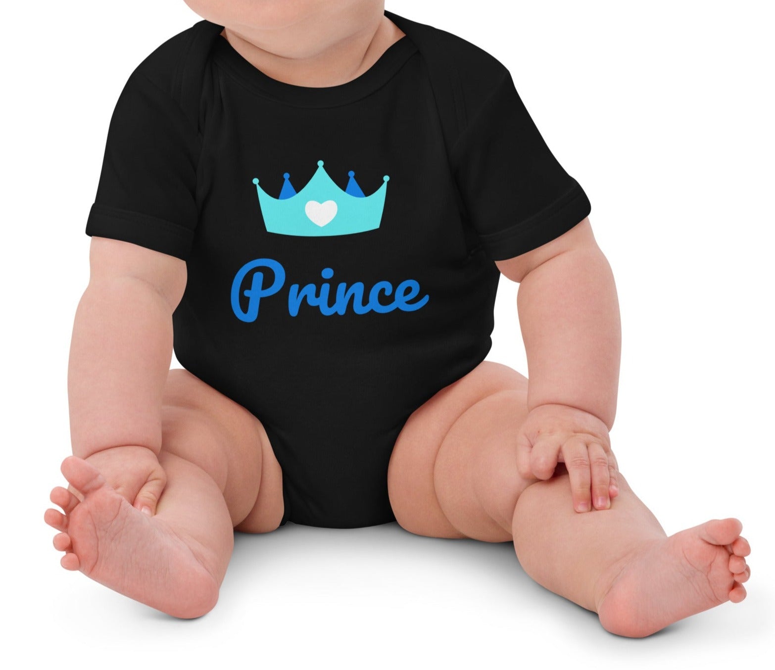 Bodie bébé de couleur noir manche courte en 100% coton bio certifié avec inscription "Prince" et une couronne avec un coeur dessus porté par un mannequin bébé