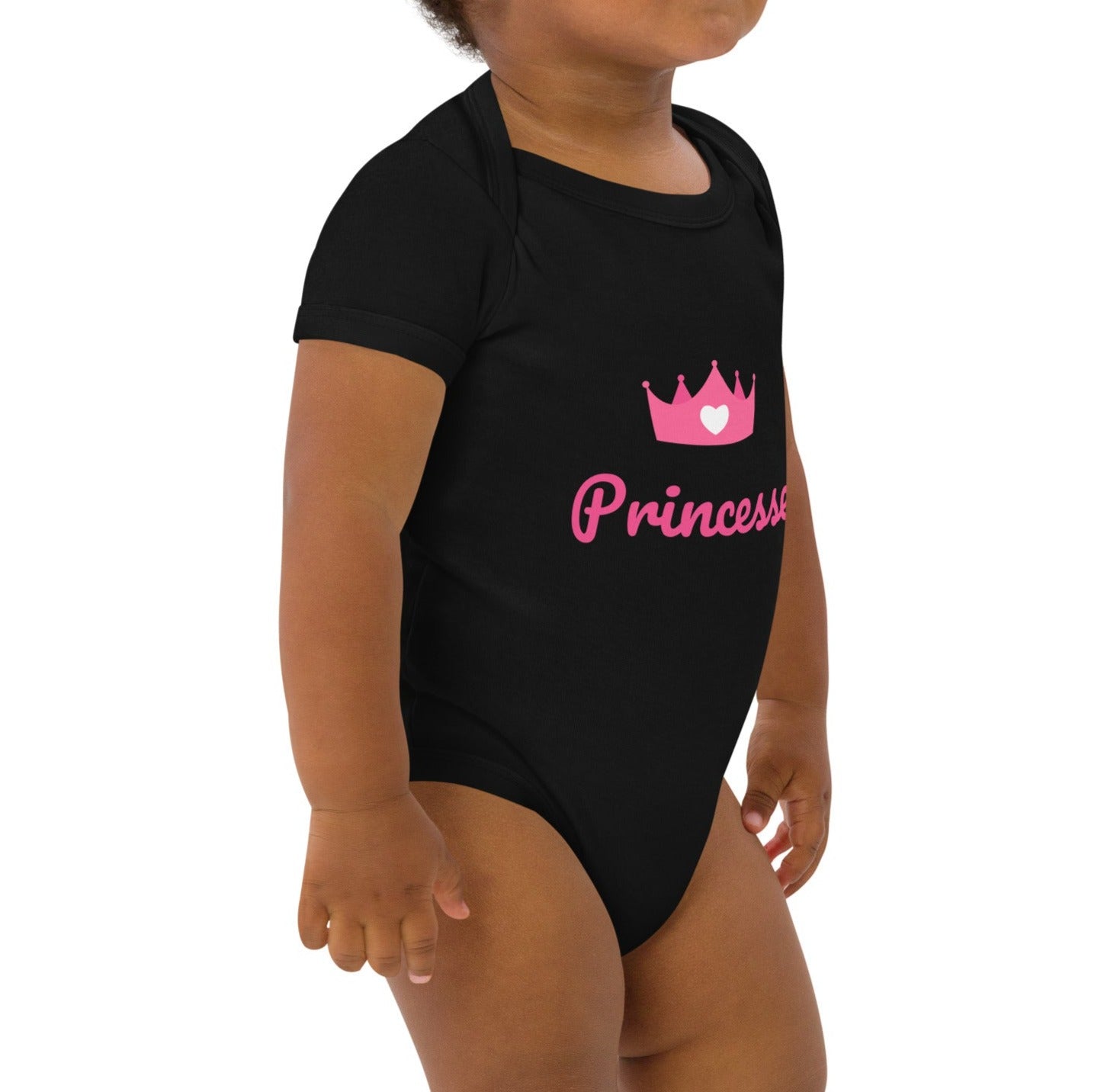 Bodie bébé de couleur noir avec inscription "Princesse"et une couronne de princesse rose evec un petit coeur sur la couronne porté sur un mannequin bébé