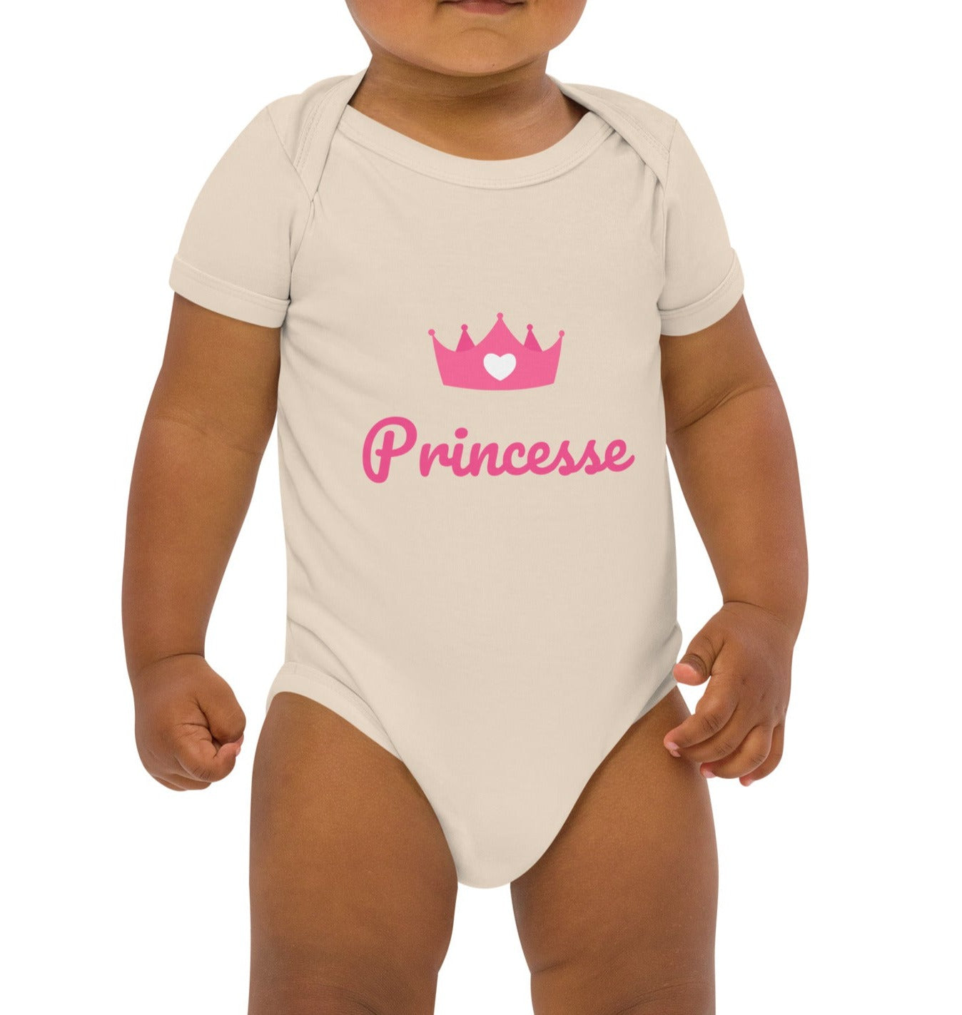 Bodie bébé de couleur Nature avec inscription "Princesse"et une couronne de princesse rose evec un petit coeur sur la couronne porté sur un mannequin bébé