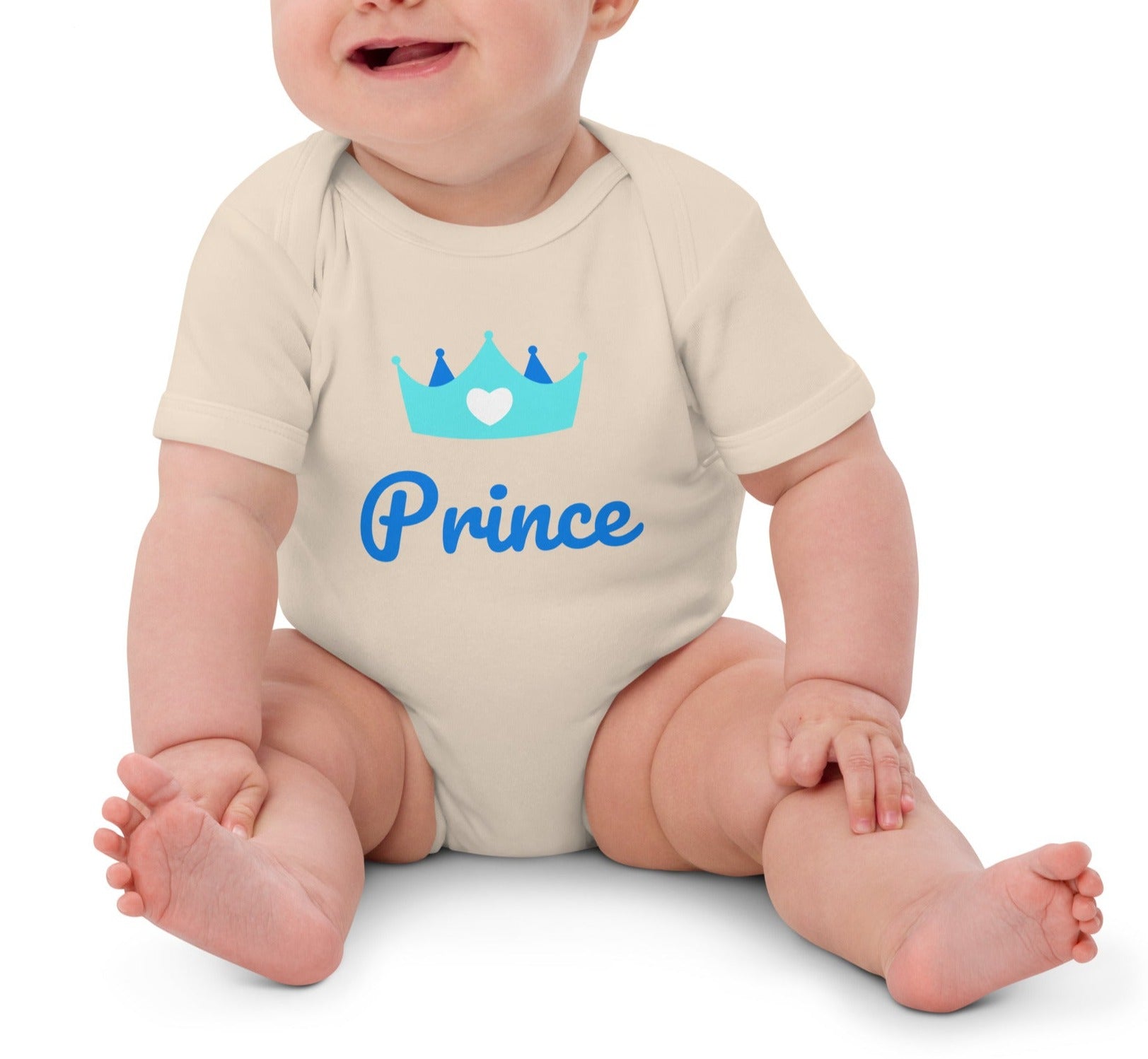Bodie bébé de couleur natural manche courte en 100% coton bio certifié avec inscription "Prince" et une couronne avec un coeur dessus porté par un mannequin bébé