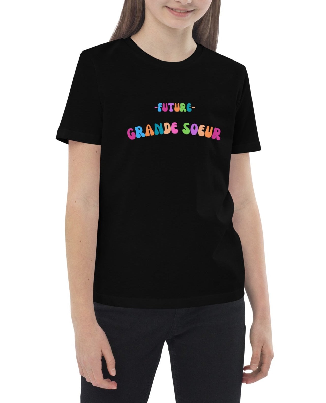 T-shirt noir manche courte encolure ronde 100% coton bio avec inscription "Future grande soeur" porté par une mannequin de 10 ans