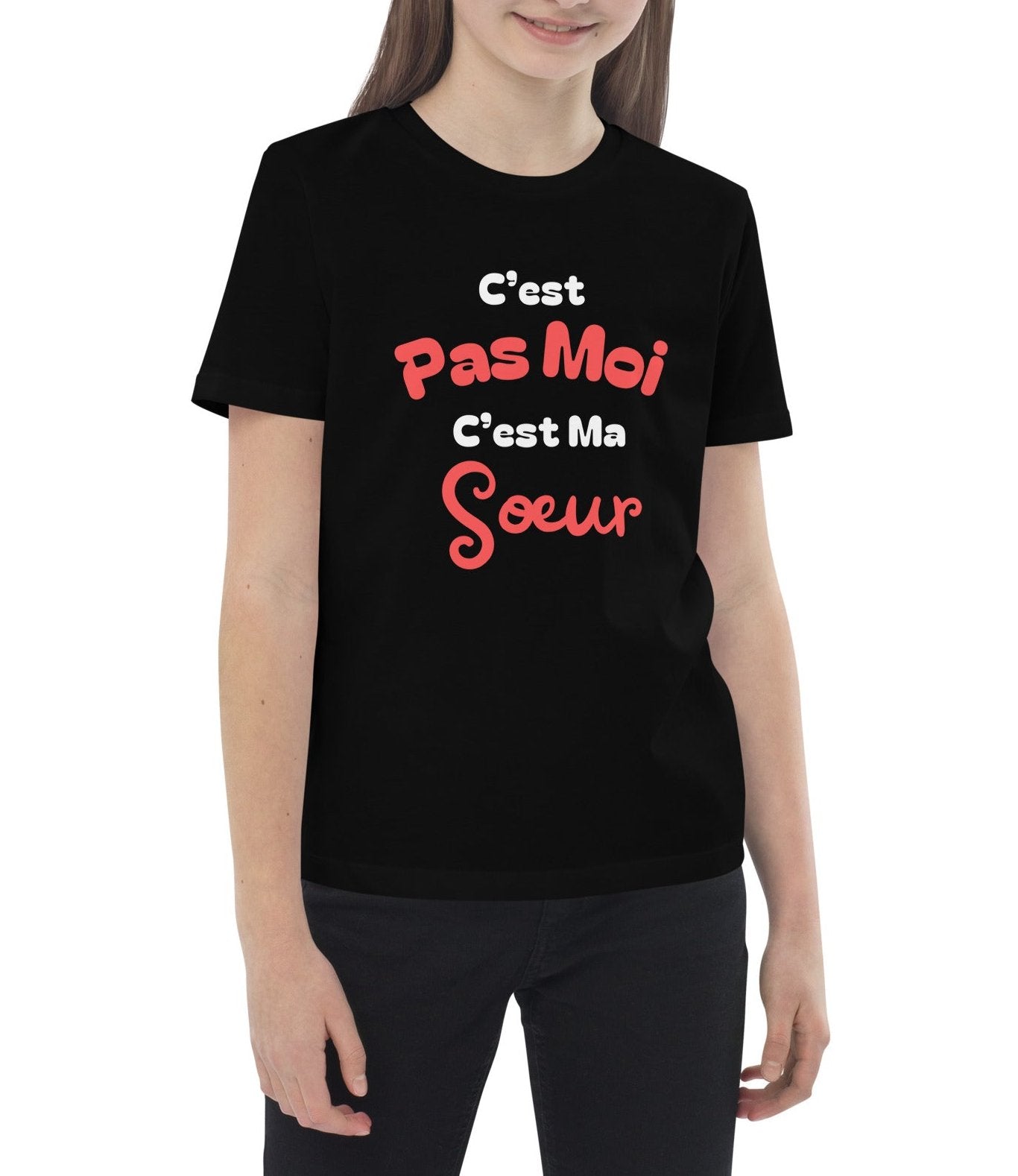 t-shirt enfant noir col rond manche courte 100% coton bio avec inscription "c'est pas moi c'est ma soeur" porté par une mannequin de 11 ans