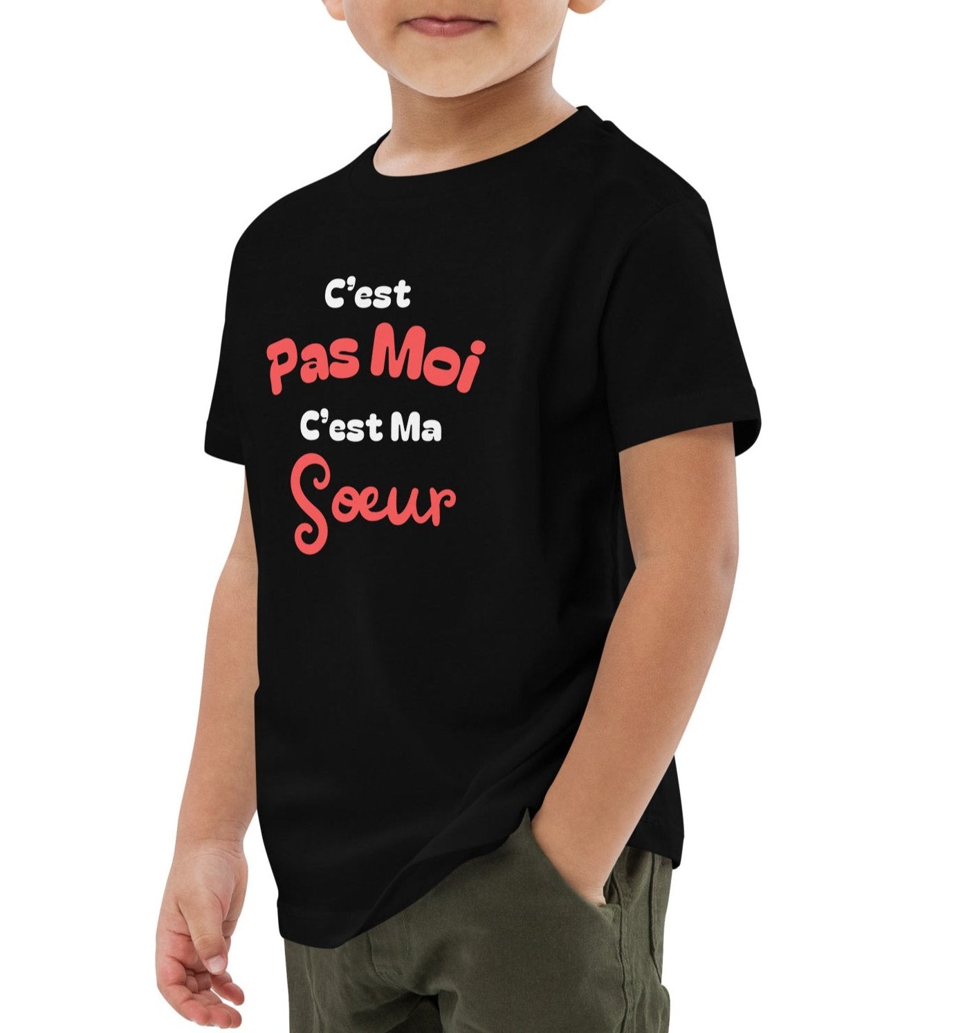 t-shirt enfant noir col rond manche courte 100% coton bio avec inscription "c'est pas moi c'est ma soeur" porté par un mannequin de 6 ans