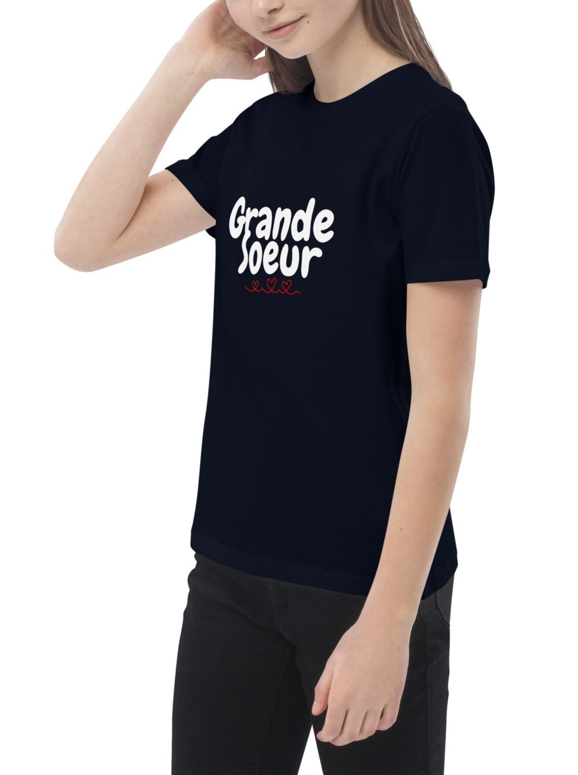 t-shirt noir manche courte encolure ronde 100% coton bio inscription "grande Soeur " avec des coeurs porté par une mannequin de 10 ans