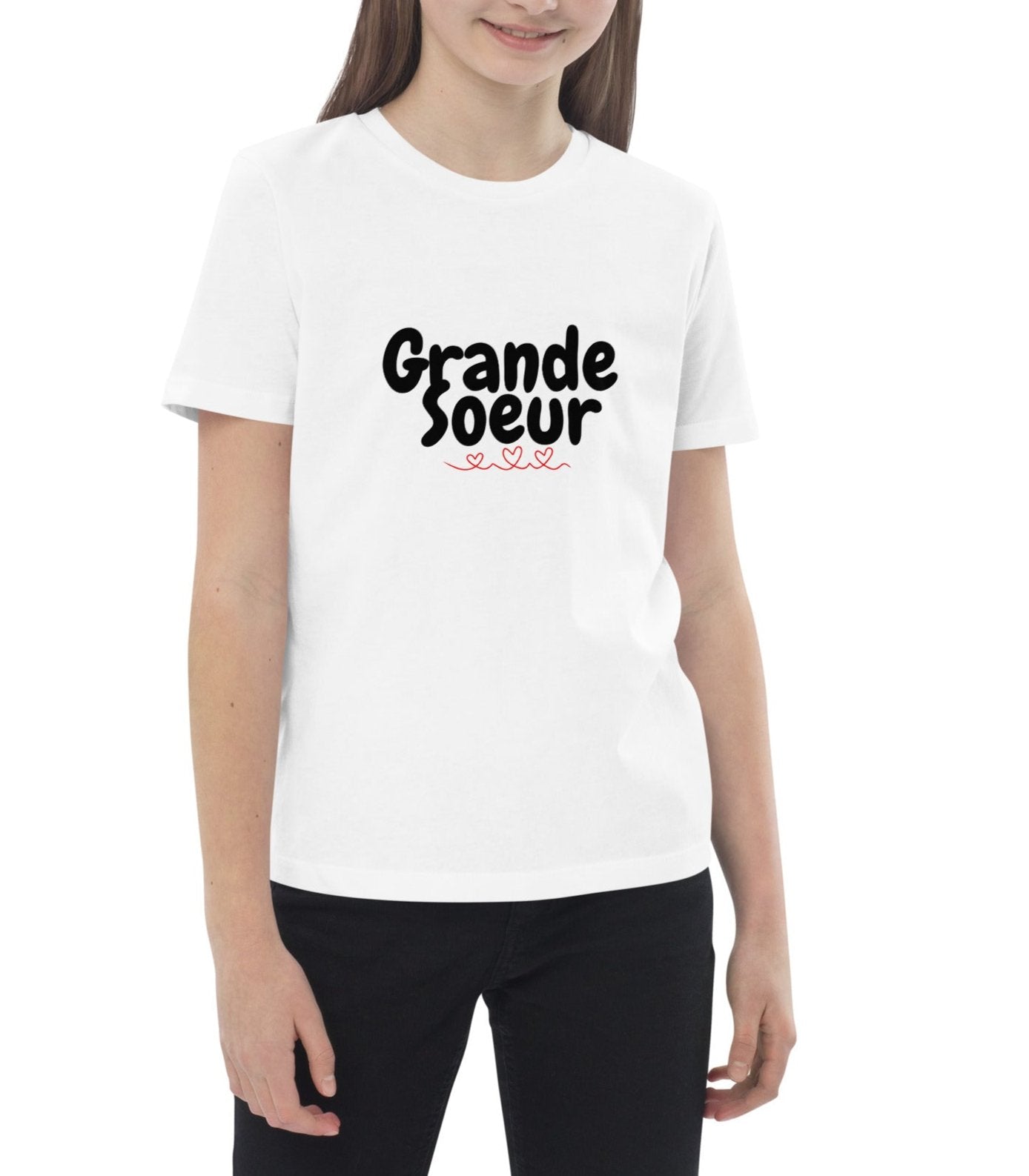 t-shirt blanc manche courte encolure ronde 100% coton bio inscription "grande Soeur " avec des coeurs porté par une mannequin de 10 ans
