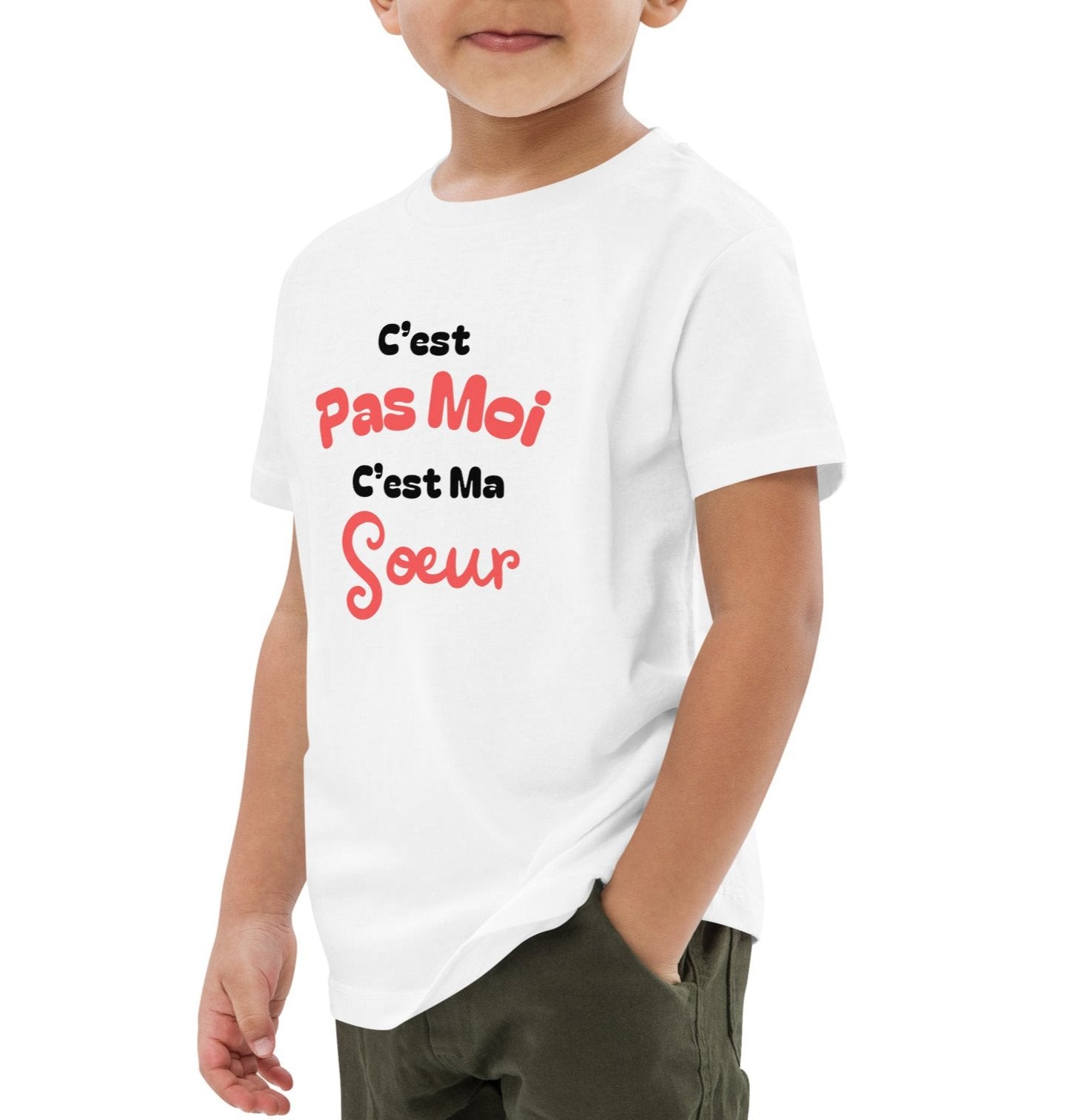 t-shirt enfant blanc col rond manche courte 100% coton bio avec inscription "c'est pas moi c'est ma soeur" porté par un mannequin de 6 ans