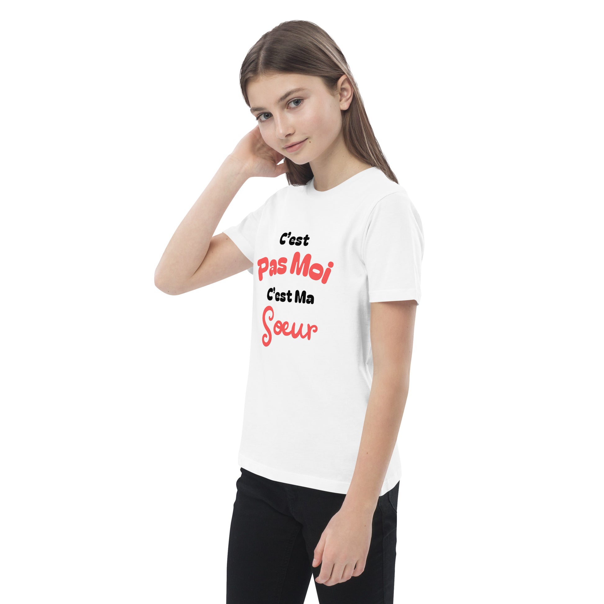 t-shirt enfant blanc col rond manche courte 100% coton bio avec inscription "c'est pas moi c'est ma soeur" porté par une mannequin de 11 ans