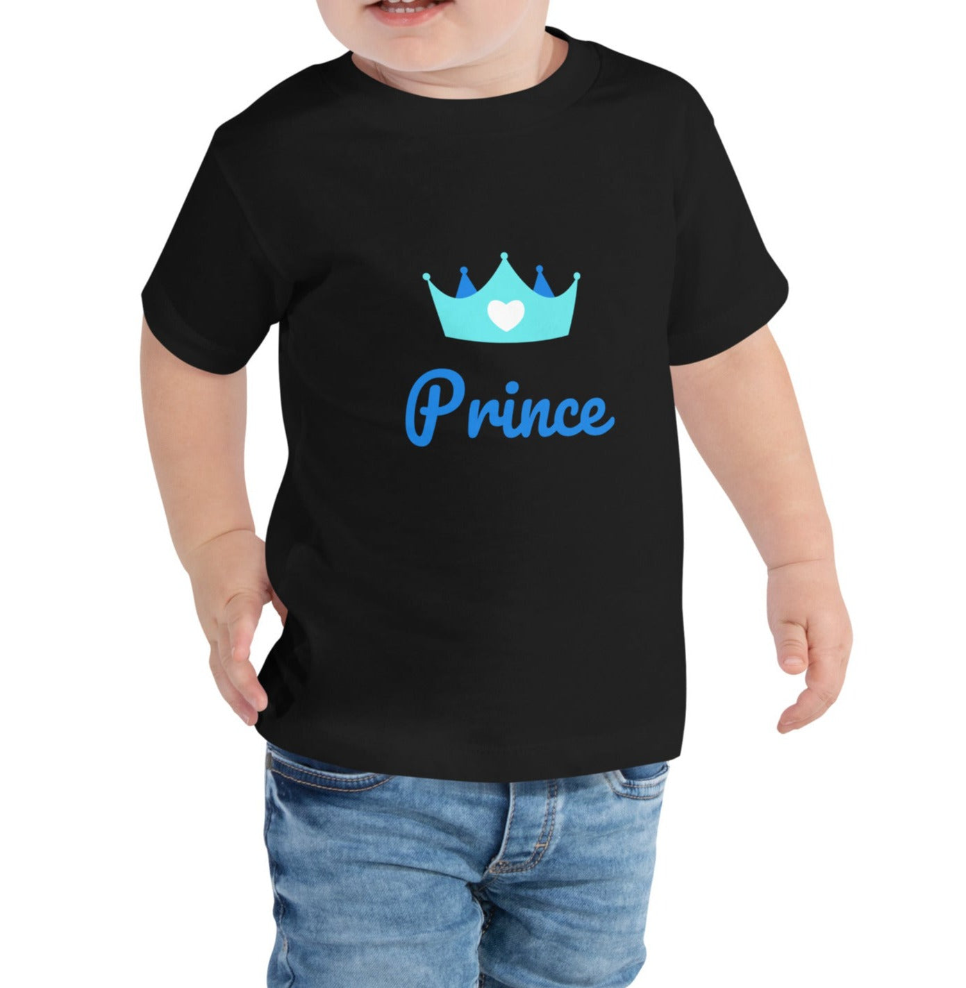 t-shirt enfant en bas âge de couleur noir manche courte col rond inscription "Prince" avec une couronne bleu et un petit coeur sur la couronne porté par un mannequin  de 3 ans