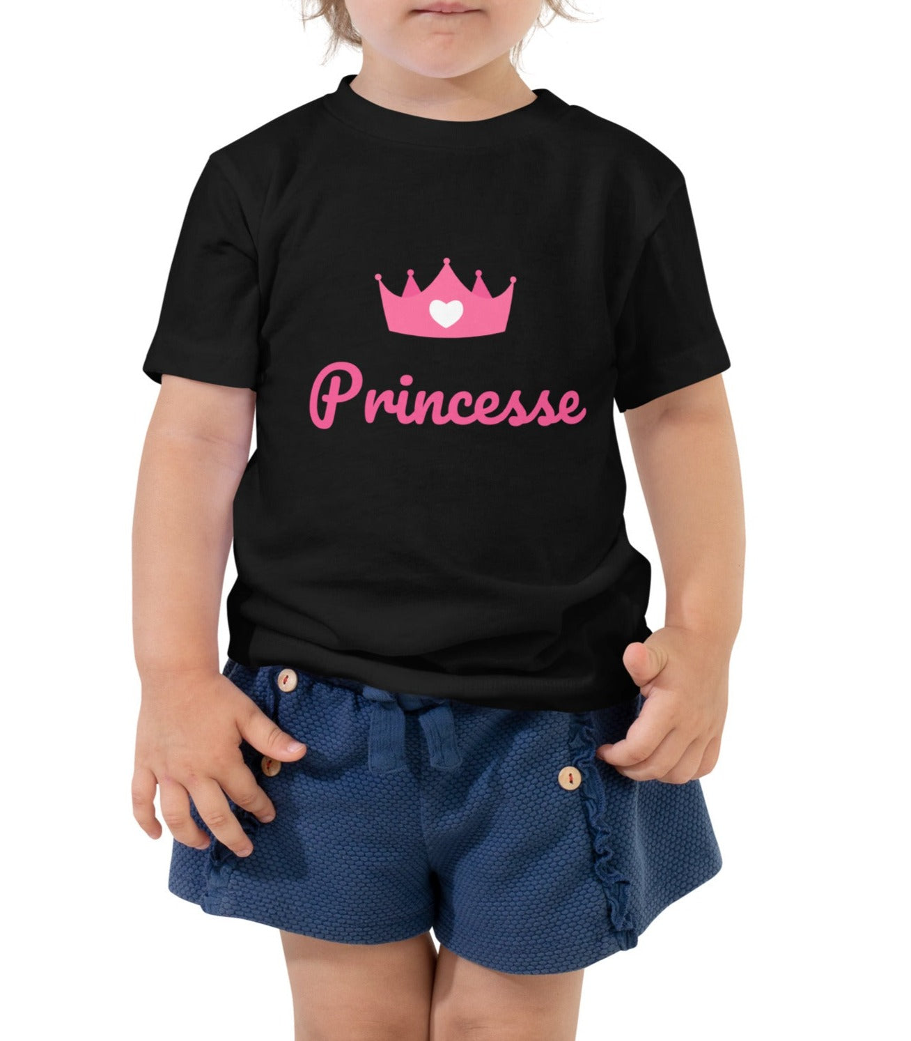 t-shirt noir col rond manche courte 100% coton avec inscription "princesse" et une couronne rose avec un coeur blanc porté par une mannequin de 3 ans