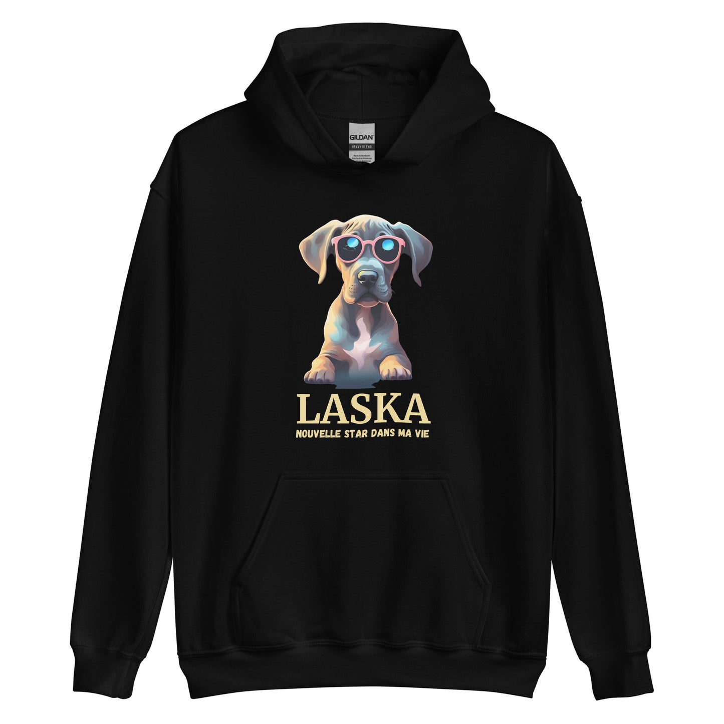 Sweat à capuche avec une poche devant de couleur noir en coton comme dessin un dogue allemand avec des lunettes comme écriture "nouvelle star dans ma vie et une personnalisation avec le nom de son propre dogue
