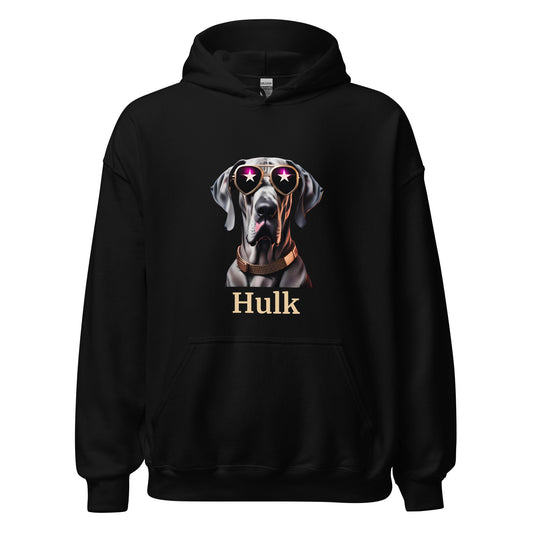 sweat de couleur noir à capuche avec une poche sur l'avant avec le dessin d'un dogue allemand portant des lunettes de soleil et un colier en cuivre en dessous du dessin il y a une personnalisation avec le nom de votre propre Dogue