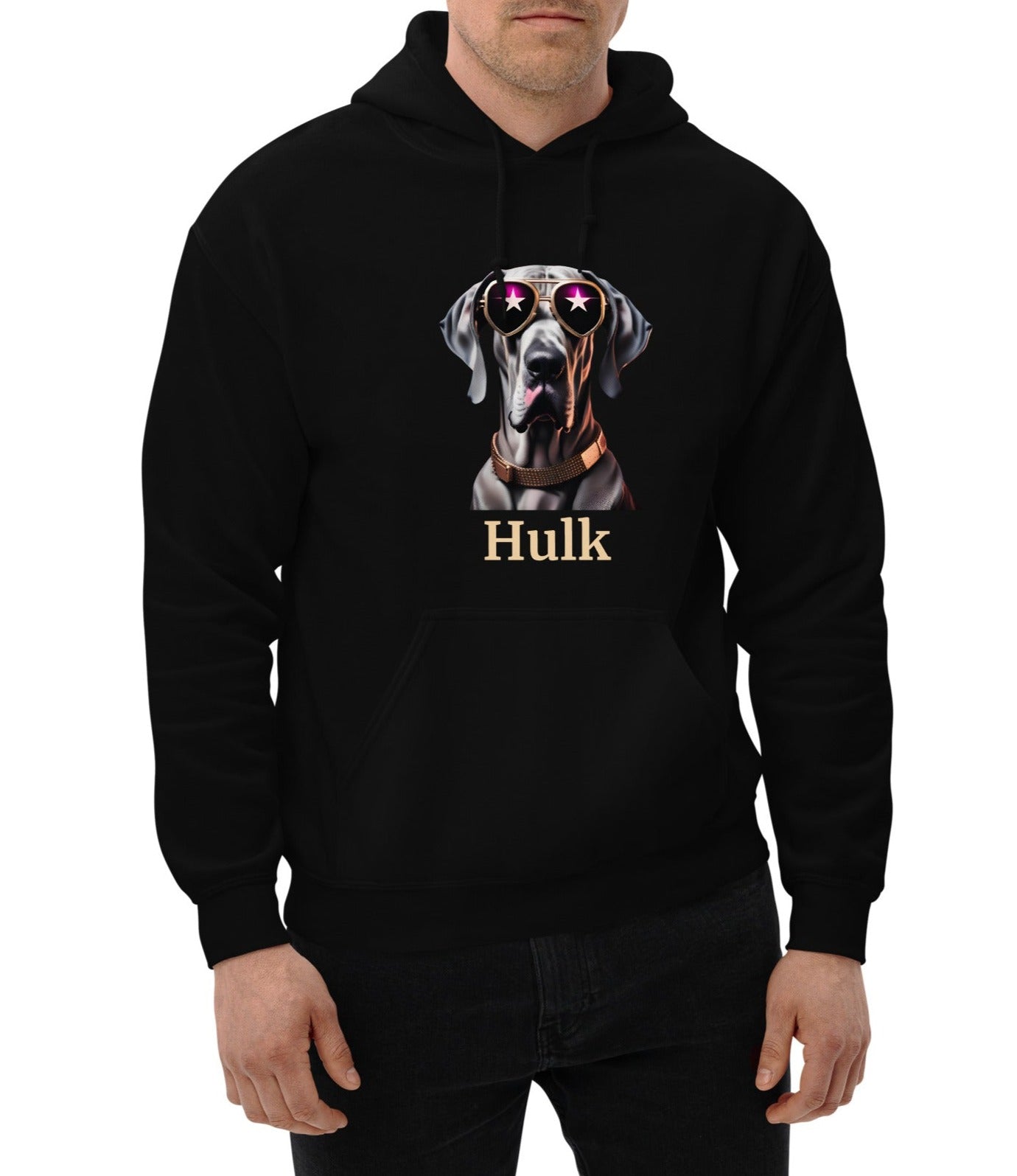 sweat de couleur noir à capuche avec une poche sur l'avant avec le dessin d'un dogue allemand portant des lunettes de soleil et un colier en cuivre en dessous du dessin il y a une personnalisation avec le nom de votre propre Dogue