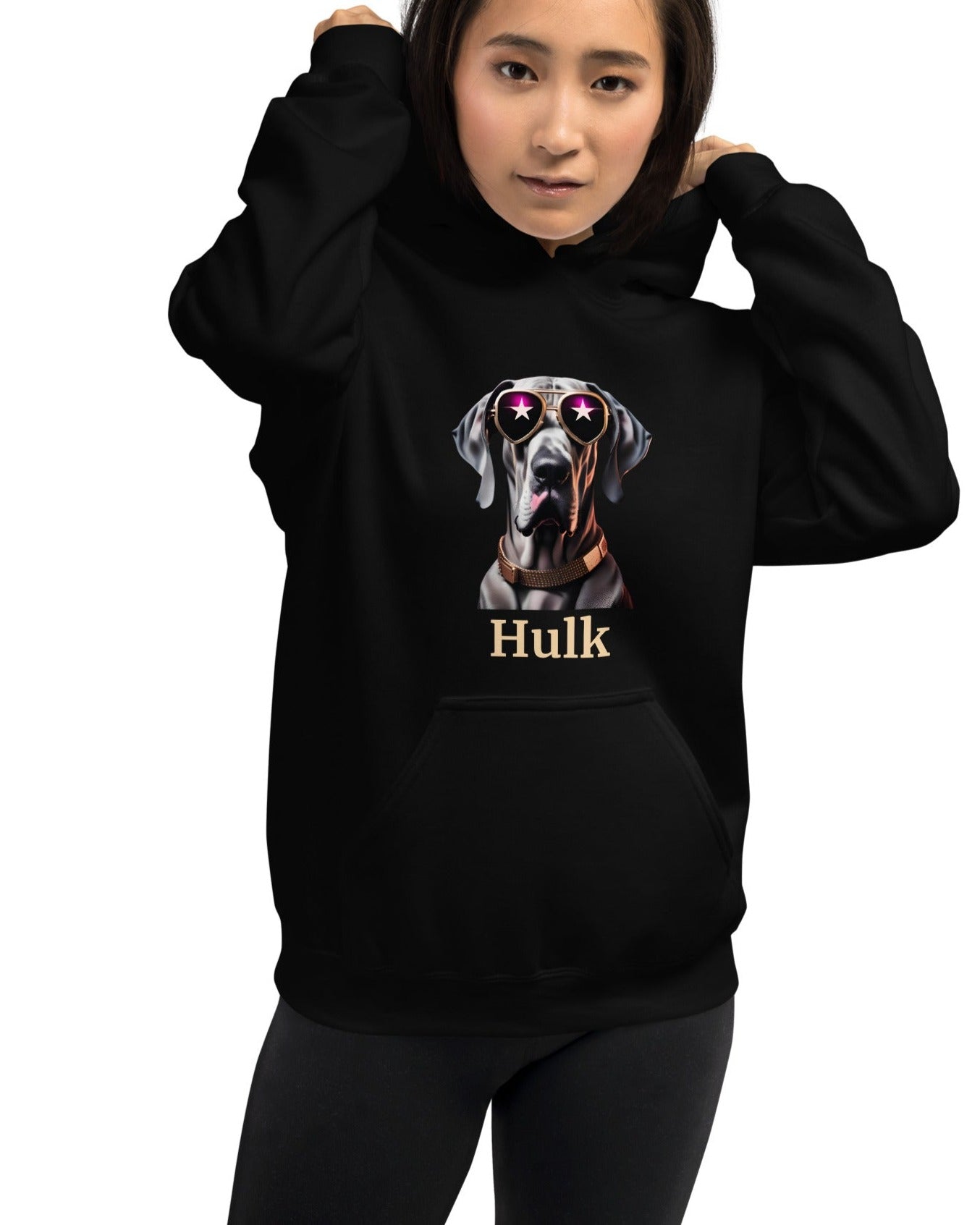 sweat de couleur noir à capuche avec une poche sur l'avant avec le dessin d'un dogue allemand portant des lunettes de soleil et un colier en cuivre en dessous du dessin il y a une personnalisation avec le nom de votre propre Dogue