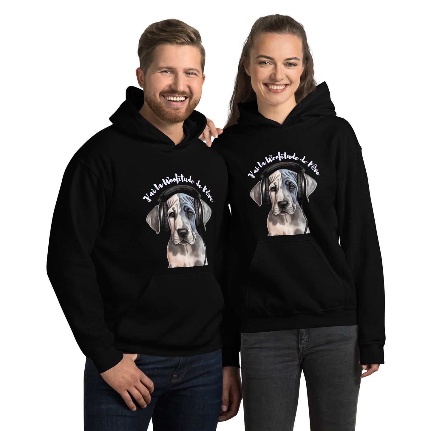 Sweat à capuche noir unisexe avec poche kangourou avec dessin de chiot dogue allemand avec un casque sur ses oreilles avec inscription : J'ai la Woofitude de rêve"