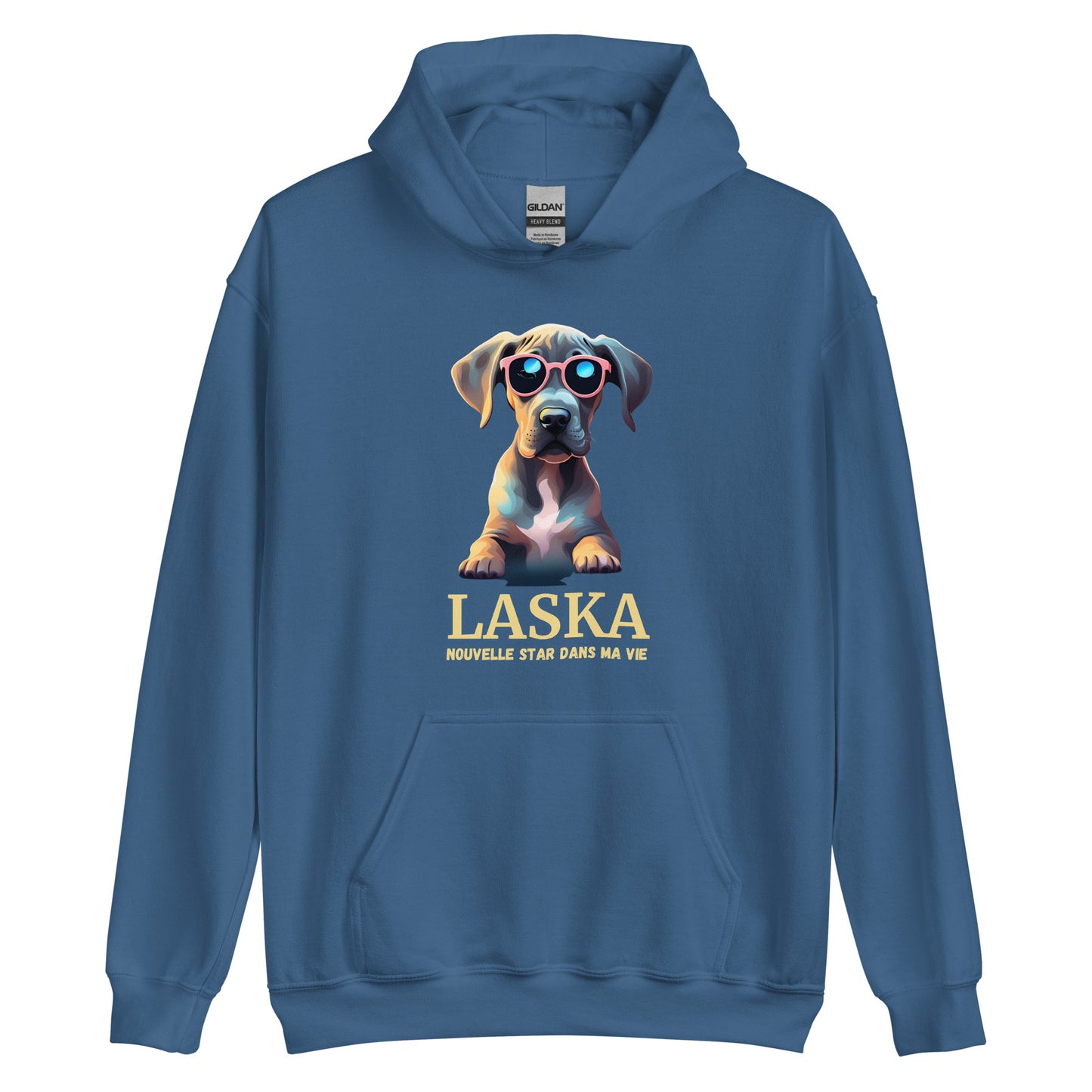 Sweat à capuche avec une poche devant de couleur bleu  en coton comme dessin un dogue allemand avec des lunettes comme écriture "nouvelle star dans ma vie et une personnalisation avec le nom de son propre dogue
