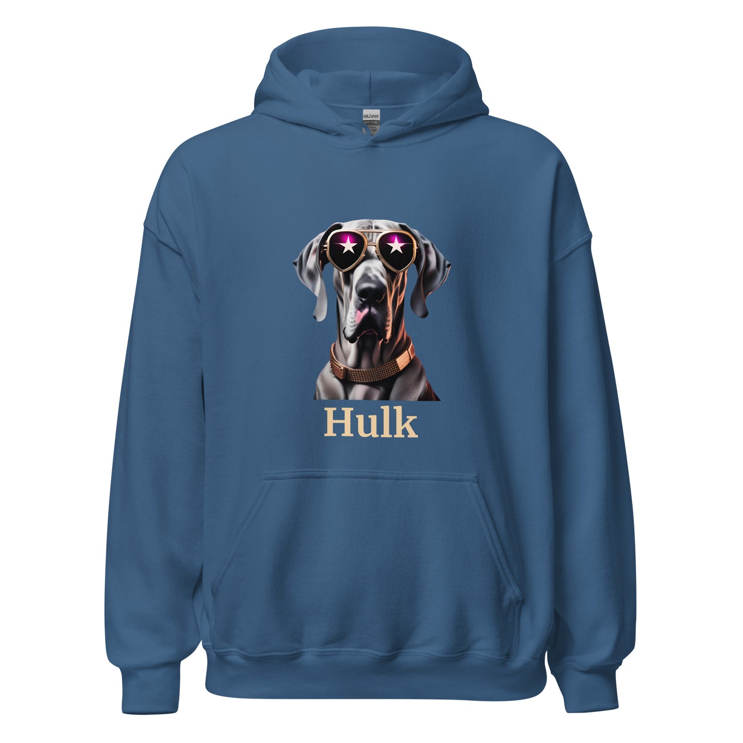 sweat de couleur bleu indigo à capuche avec une poche sur l'avant avec le dessin d'un dogue allemand portant des lunettes de soleil et un colier en cuivre en dessous du dessin il y a une personnalisation avec le nom de votre propre Dogue