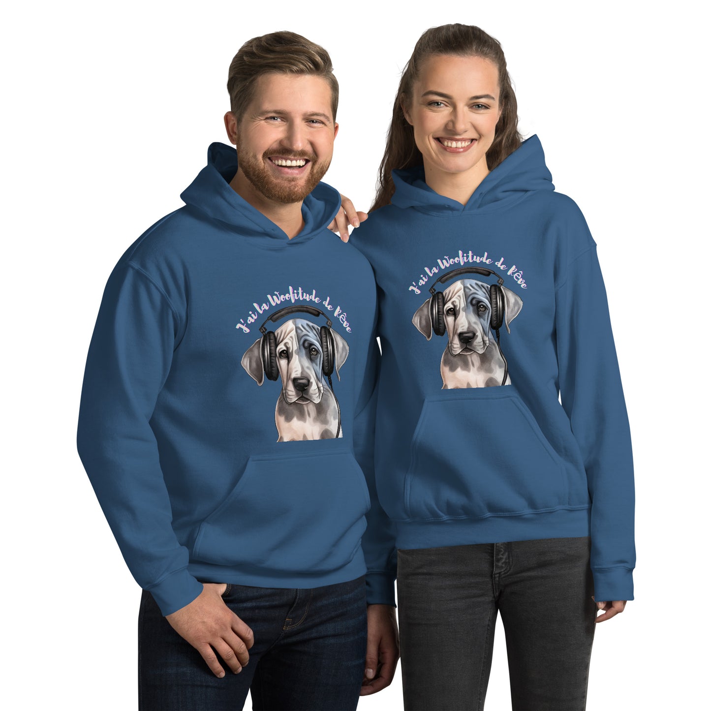 Sweat à capuche bleu unisexe avec poche kangourou avec dessin de chiot dogue allemand avec un casque sur ses oreilles avec inscription : J'ai la Woofitude de rêve"