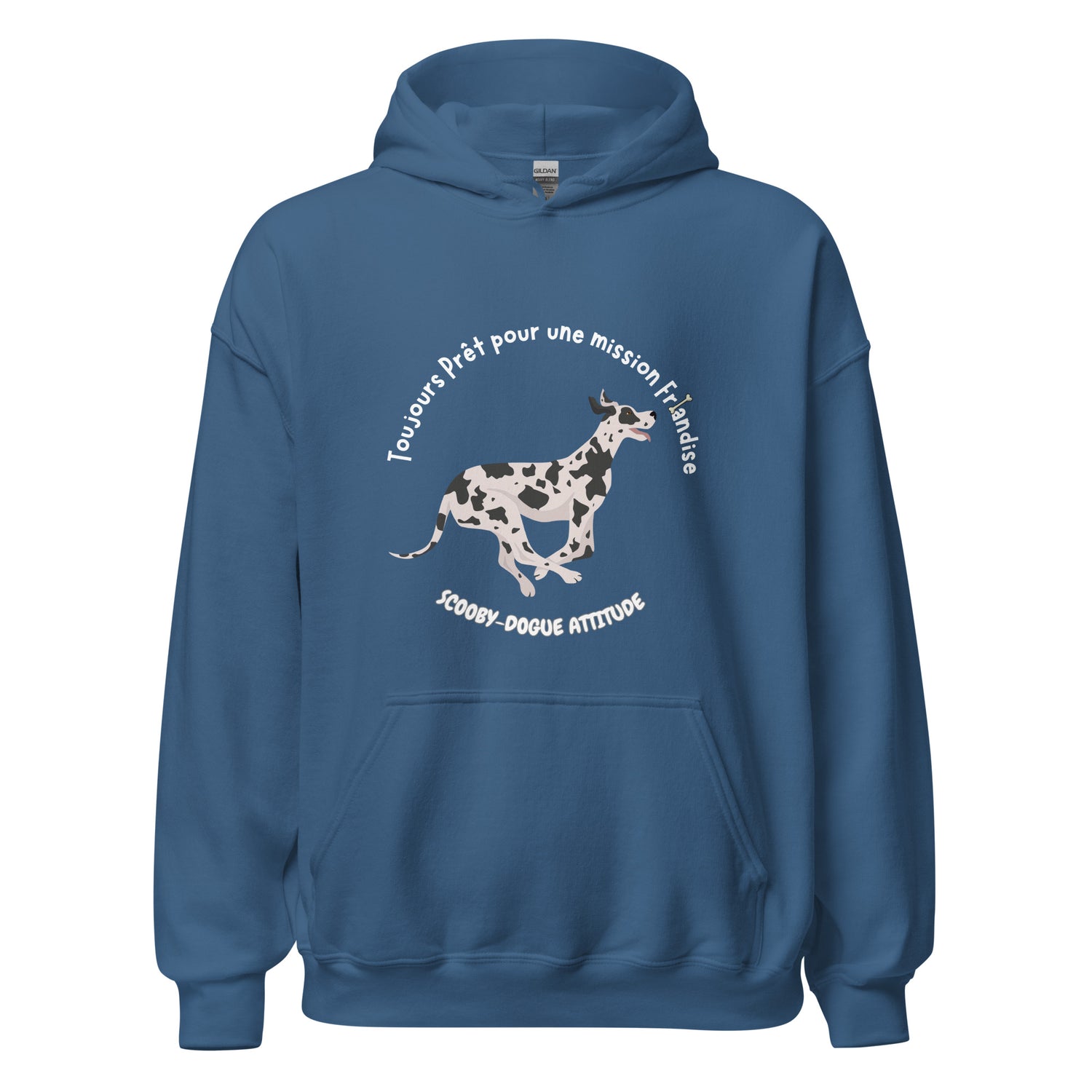 Sweat à capuche de couleur bleu indigo avec poche kangourou avec un dogue allemand qui coure avec inscription Toujours prêt pour une mission friandise Scooby-Dogue Attitude"