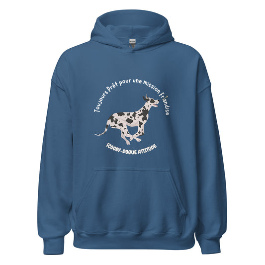 Sweat à capuche de couleur bleu indigo avec poche kangourou avec un dogue allemand qui coure avec inscription Toujours prêt pour une mission friandise Scooby-Dogue Attitude"