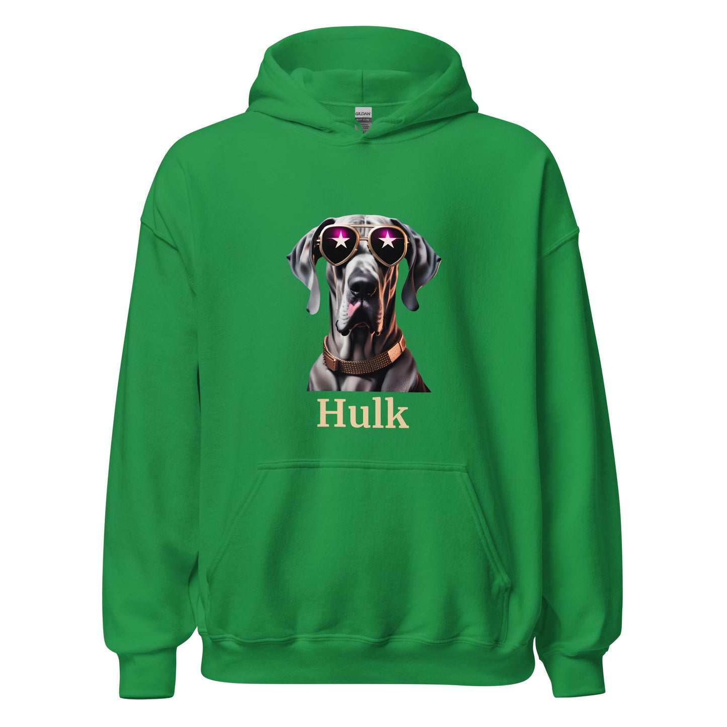 sweat de couleur vert à capuche avec une poche sur l'avant avec le dessin d'un dogue allemand portant des lunettes de soleil et un colier en cuivre en dessous du dessin il y a une personnalisation avec le nom de votre propre Dogue