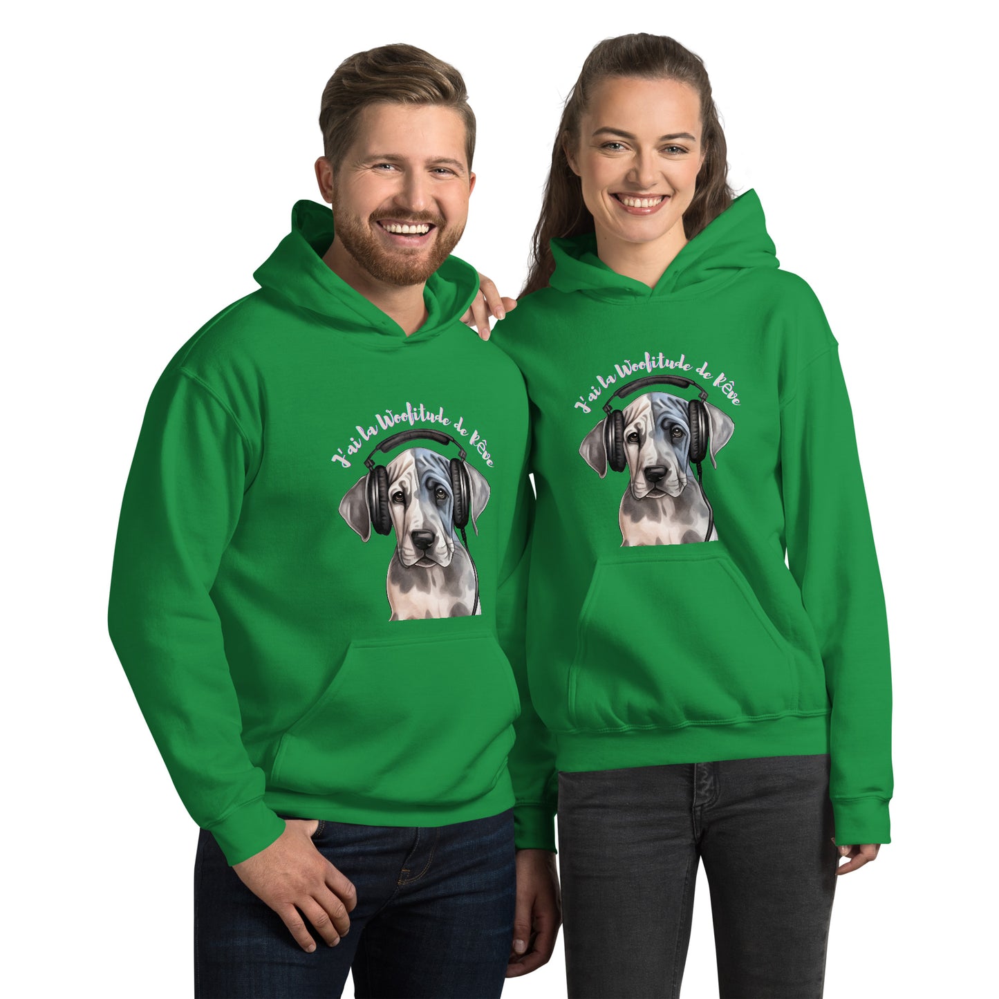 Sweat à capuche vert unisexe avec poche kangourou avec dessin de chiot dogue allemand avec un casque sur ses oreilles avec inscription : J'ai la Woofitude de rêve"