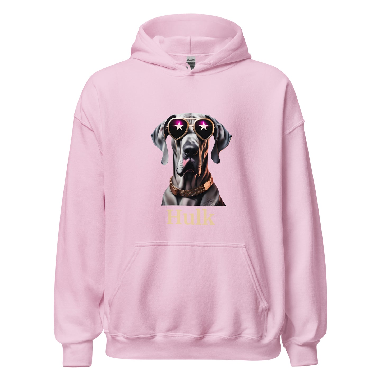 sweat de couleur rose à capuche avec une poche sur l'avant avec le dessin d'un dogue allemand portant des lunettes de soleil et un colier en cuivre en dessous du dessin il y a une personnalisation avec le nom de votre propre Dogue