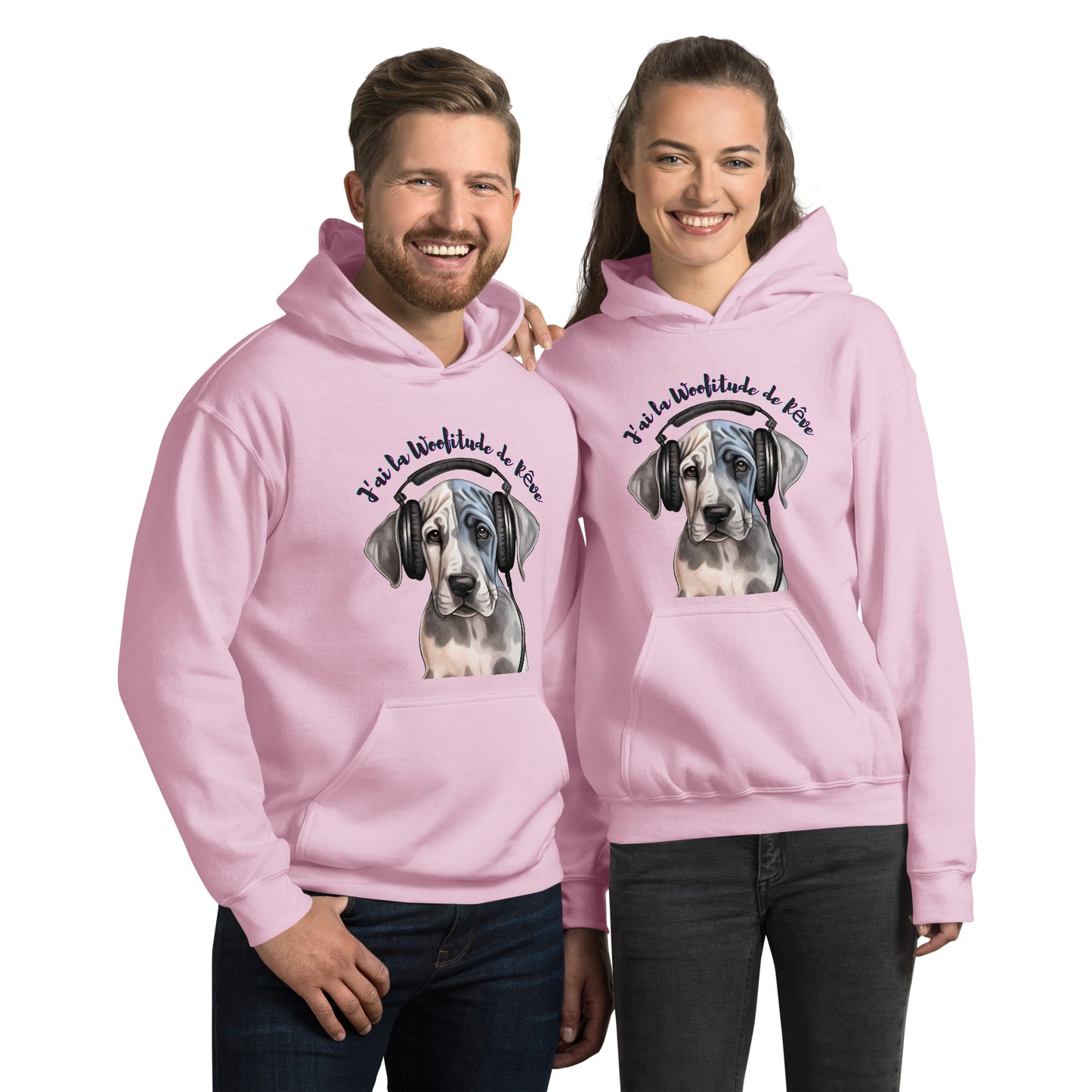 Sweat à capuche rose unisexe avec poche kangourou avec dessin de chiot dogue allemand avec un casque sur ses oreilles avec inscription : J'ai la Woofitude de rêve"