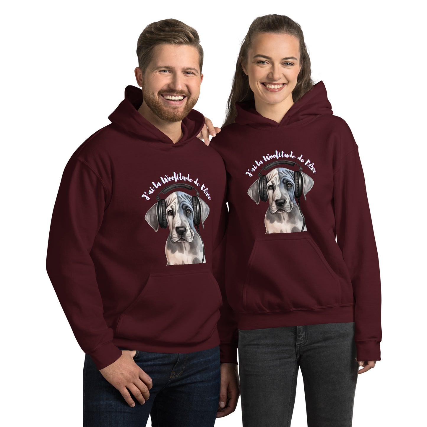 Sweat à capuche chocolat unisexe avec poche kangourou avec dessin de chiot dogue allemand avec un casque sur ses oreilles avec inscription : J'ai la Woofitude de rêve"