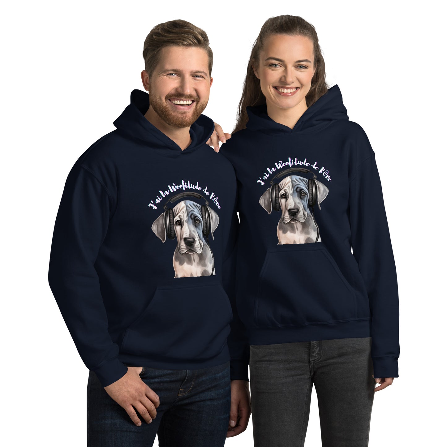 Sweat à capuche bleu marine unisexe avec poche kangourou avec dessin de chiot dogue allemand avec un casque sur ses oreilles avec inscription : J'ai la Woofitude de rêve"
