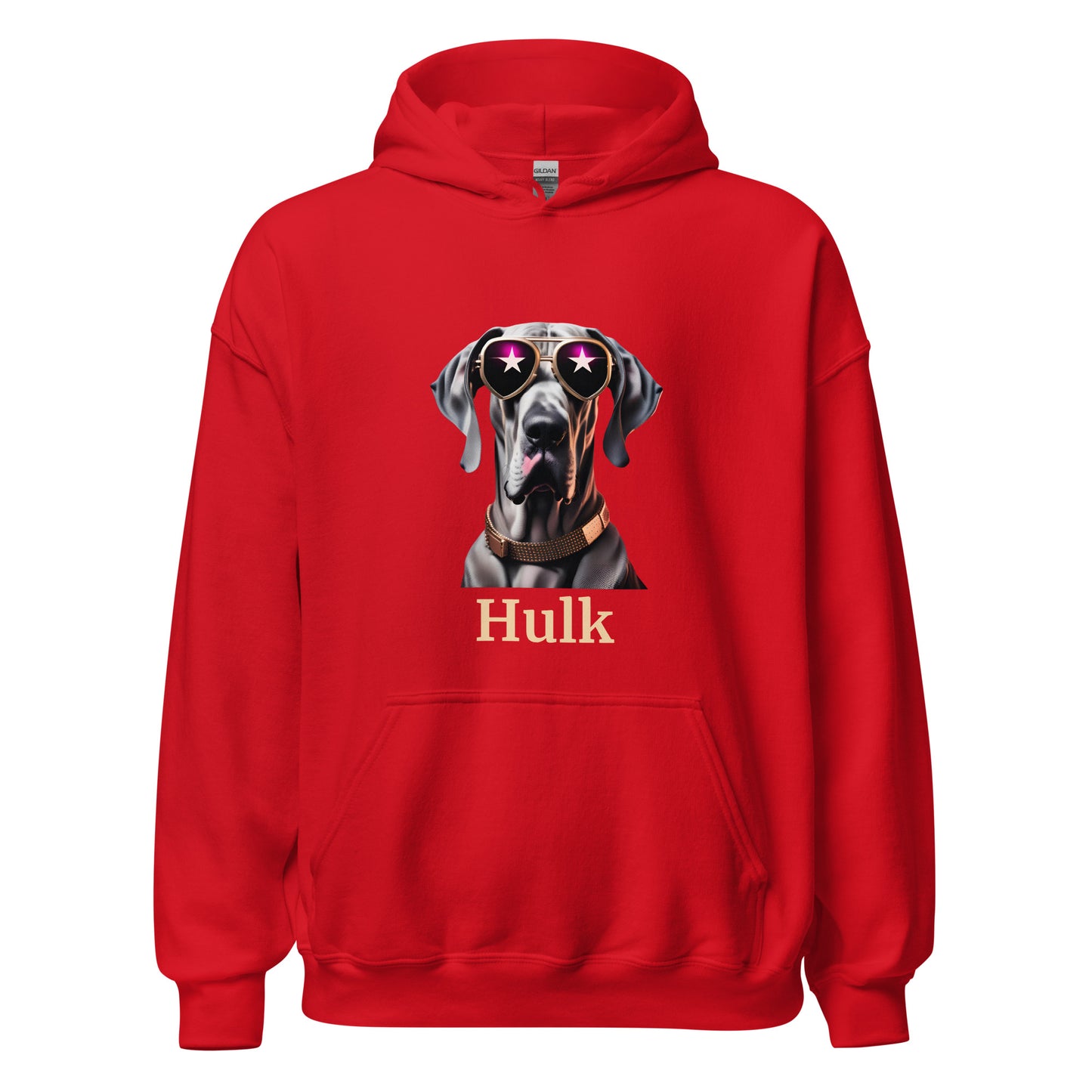 sweat de couleur rouge à capuche avec une poche sur l'avant avec le dessin d'un dogue allemand portant des lunettes de soleil et un colier en cuivre en dessous du dessin il y a une personnalisation avec le nom de votre propre Dogue