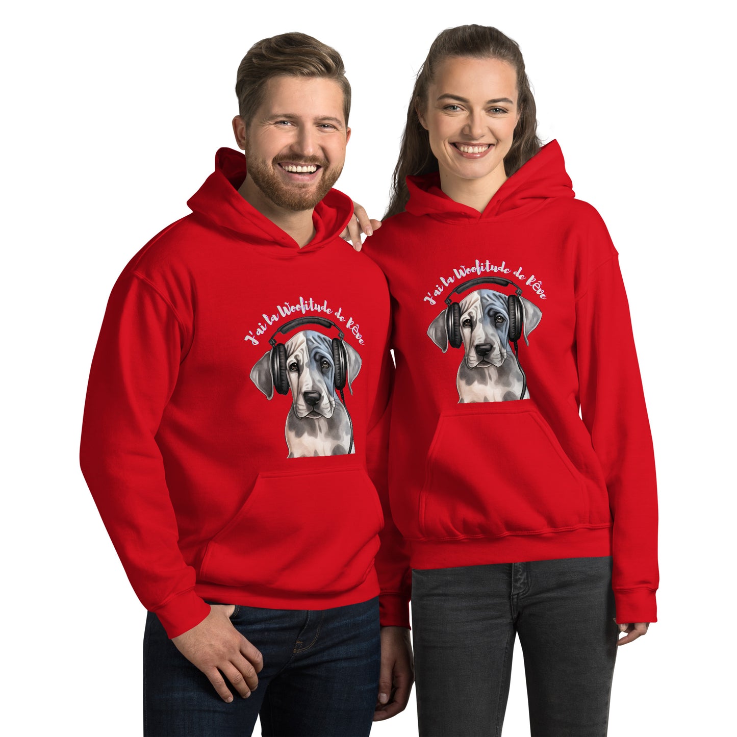 Sweat à capuche rouge unisexe avec poche kangourou avec dessin de chiot dogue allemand avec un casque sur ses oreilles avec inscription : J'ai la Woofitude de rêve"
