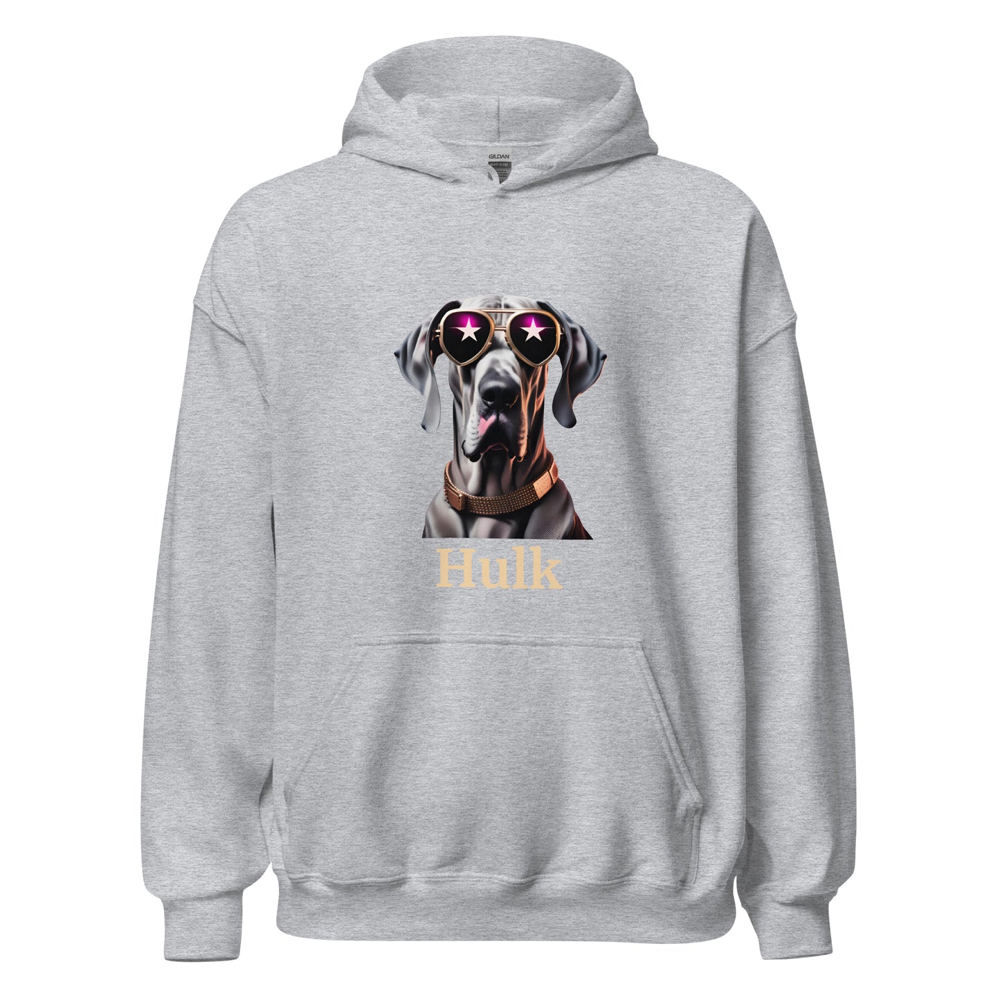 sweat de couleur gris clair à capuche avec une poche sur l'avant avec le dessin d'un dogue allemand portant des lunettes de soleil et un colier en cuivre en dessous du dessin il y a une personnalisation avec le nom de votre propre Dogue