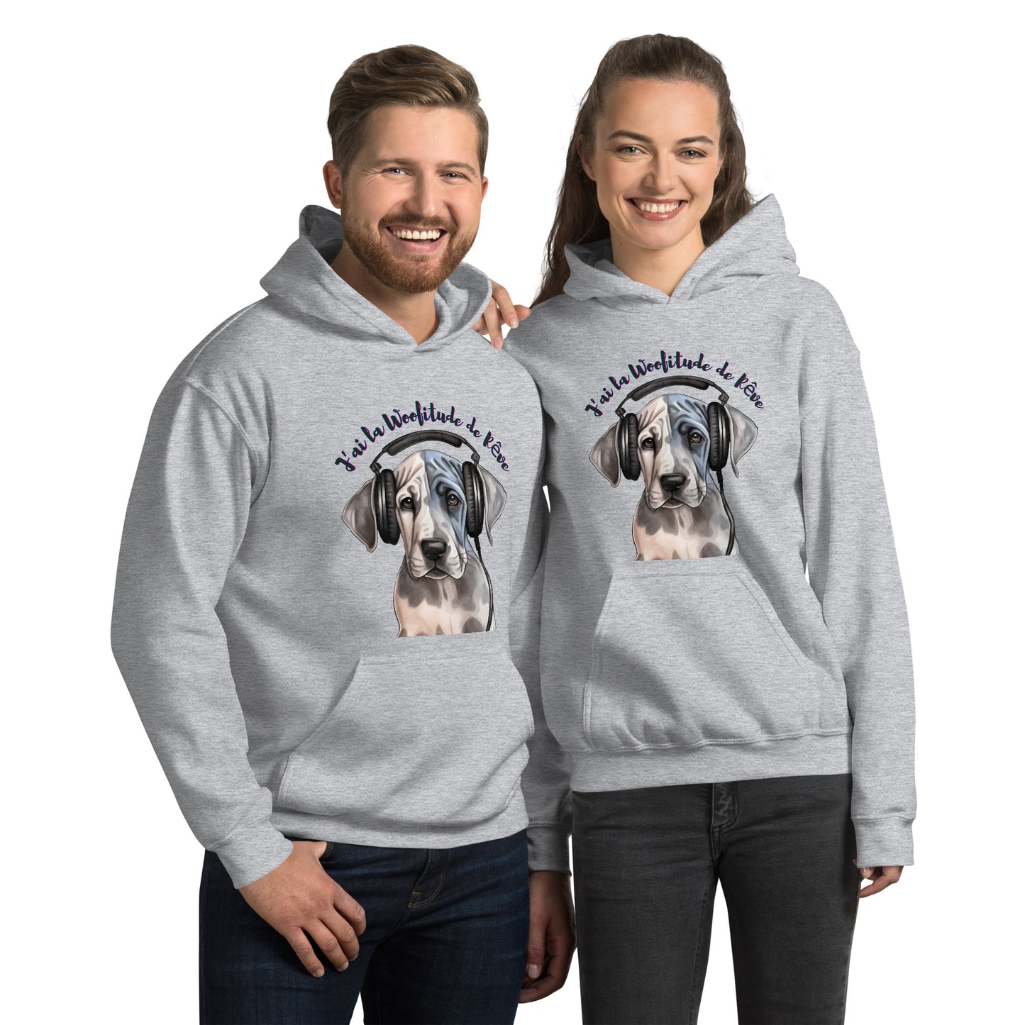 Sweat à capuche gris unisexe avec poche kangourou avec dessin de chiot dogue allemand avec un casque sur ses oreilles avec inscription : J'ai la Woofitude de rêve"