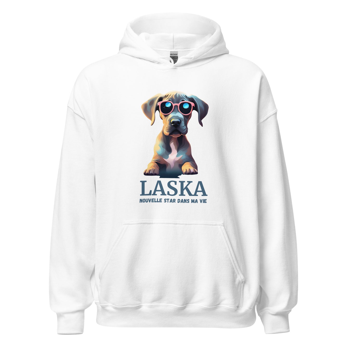 Sweat à capuche avec une poche devant de couleur blanc en coton comme dessin un dogue allemand avec des lunettes comme écriture "nouvelle star dans ma vie et une personnalisation avec le nom de son propre dogue