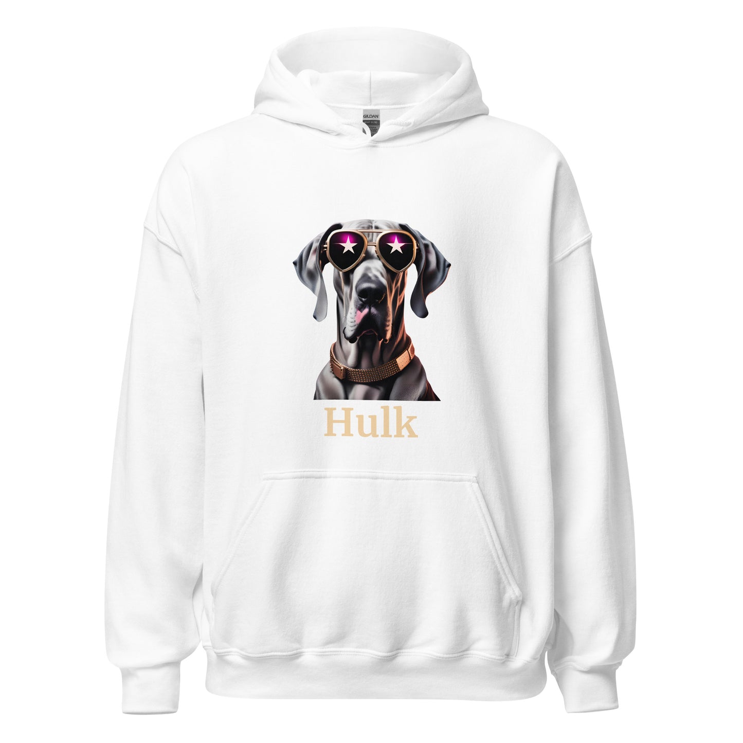 sweat de couleur blanc à capuche avec une poche sur l'avant avec le dessin d'un dogue allemand portant des lunettes de soleil et un colier en cuivre en dessous du dessin il y a une personnalisation avec le nom de votre propre Dogue