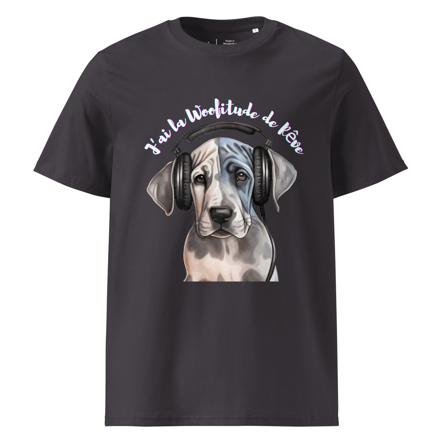 T-shirt de couleur anthracite 100% coton bio col rond manche courte avec un chuiot Dogue allemand avec un casque sur les oreilles avec inscription "J'ai la Woofitude de rêve"