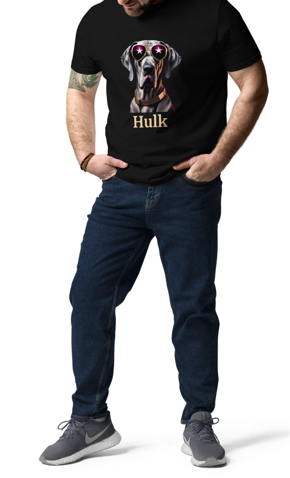 t-shirt de couleur noir col rond manche courte dessin de dogue allemand avec des lunettes de soleil stylé et un collier en cuivre personnalisation avec le nom de votre dogue en dessous du dessin