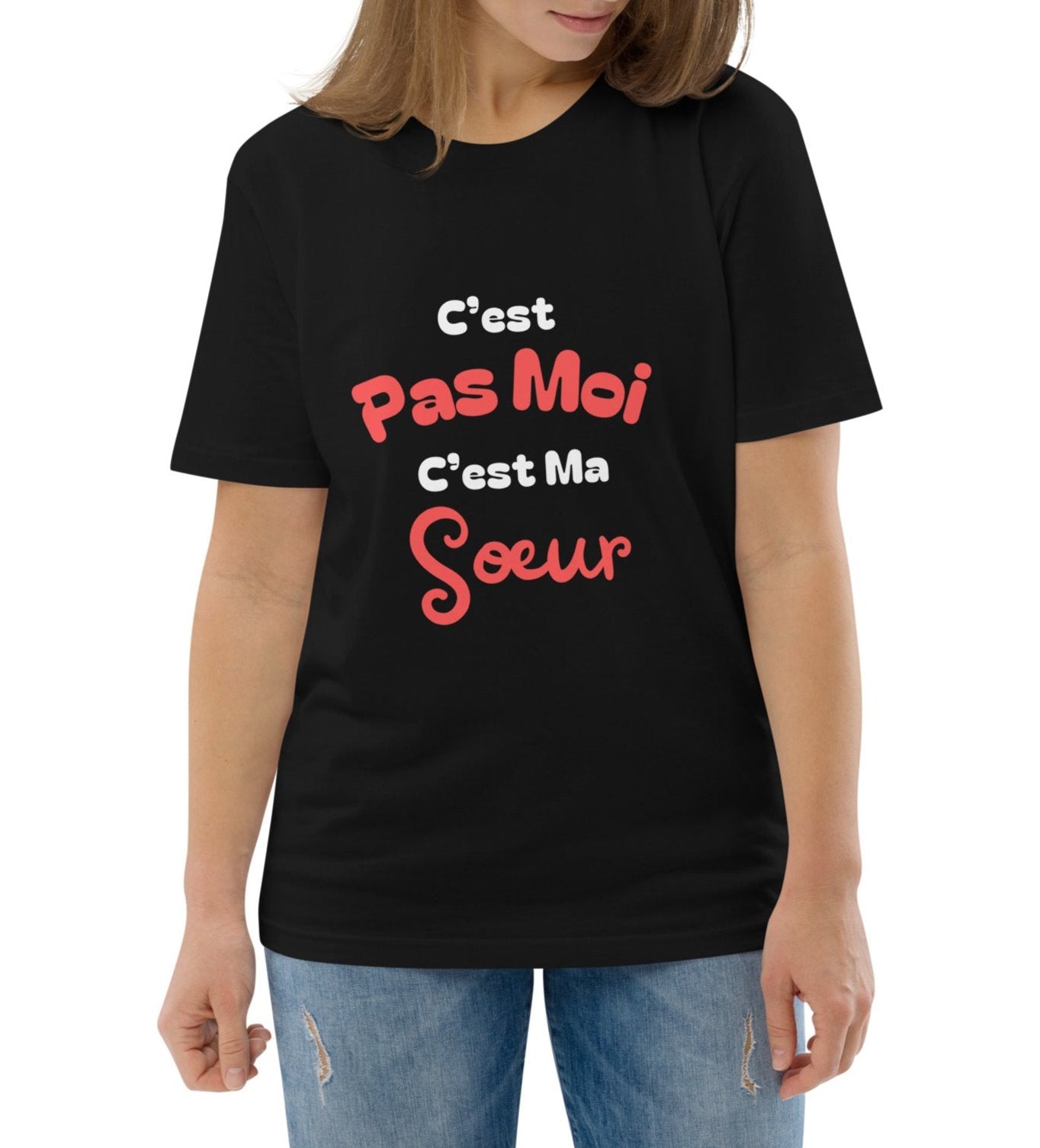 t-shirt noir 100% coton bio manche courte col rond avec inscription "C'est pas moi c'est ma sœur" porté par une mannequin 
