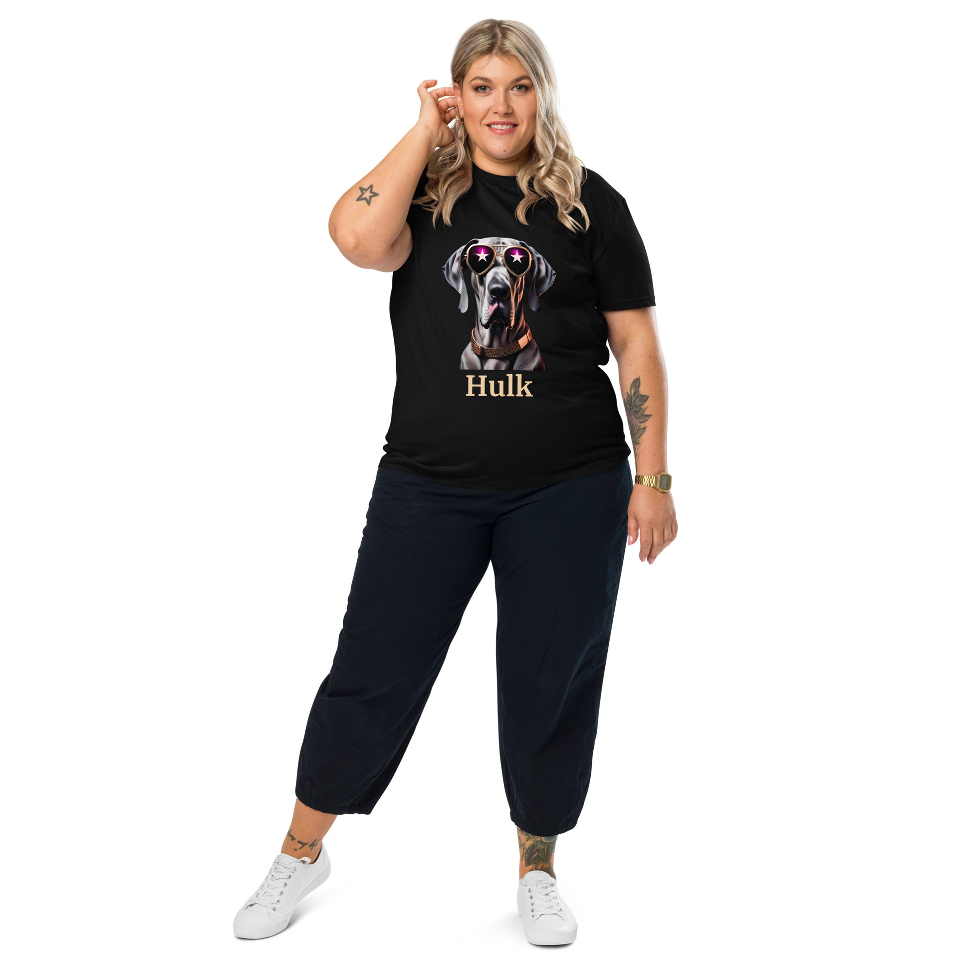 t-shirt de couleur noir col rond manche courte dessin de dogue allemand avec des lunettes de soleil stylé et un collier en cuivre personnalisation avec le nom de votre dogue en dessous du dessin