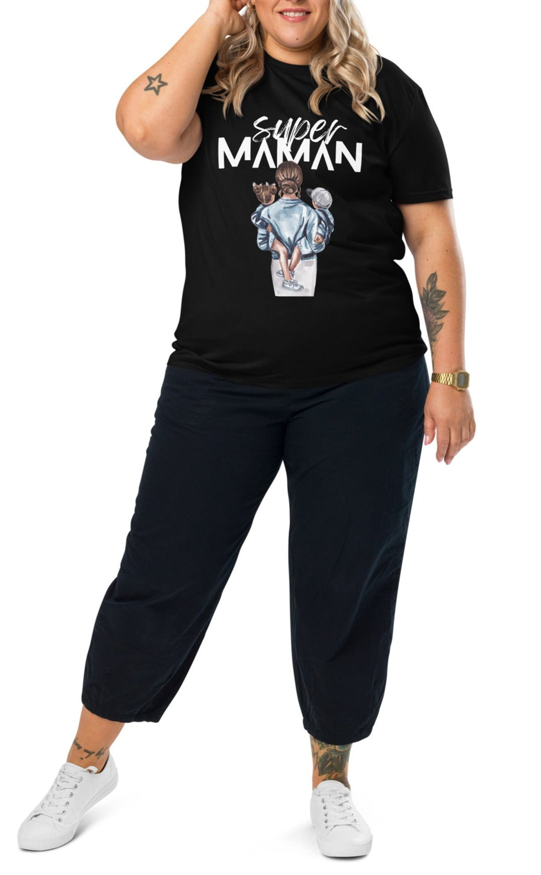 t-shirt noir encolure ronde manche courte 100% coton bio avec inscription "super Maman" et dessin d'une maman de dos portant ses deux enfants dans les bras porté par une mannequin taille xxl