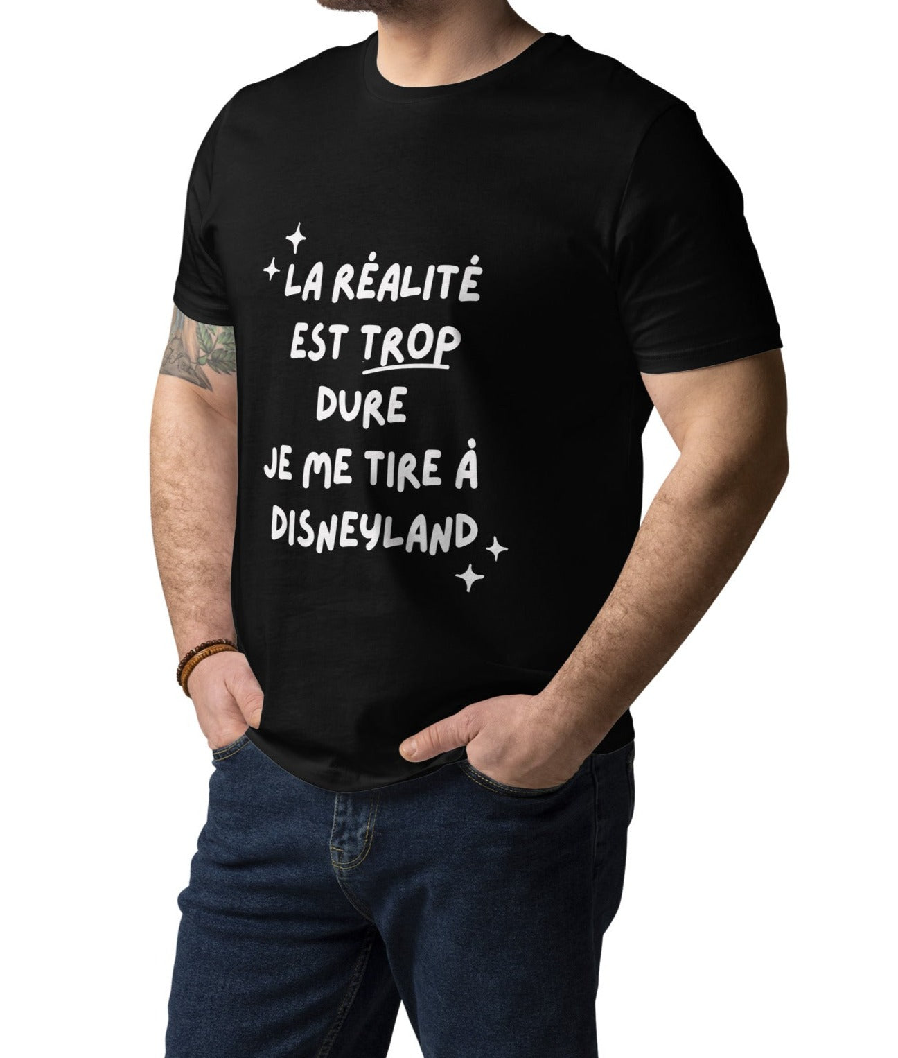 t-shirt noir encolure ronde manche courte en 100% coton bio avec inscription La réalité est trop dure je me tire à disneyland porté par un mannequin l