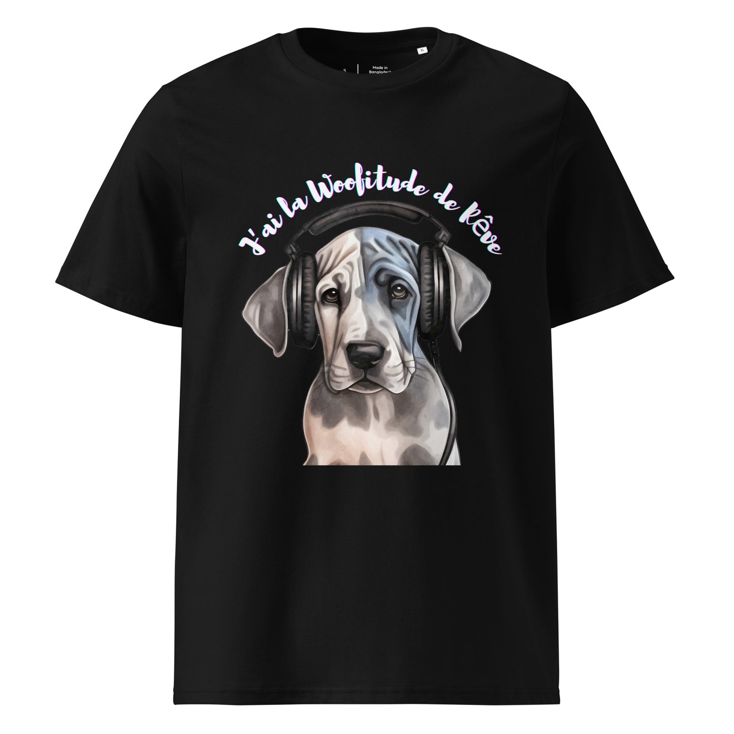 T-shirt de couleur noir 100% coton bio col rond manche courte avec un chuiot Dogue allemand avec un casque sur les oreilles avec inscription "J'ai la Woofitude de rêve"