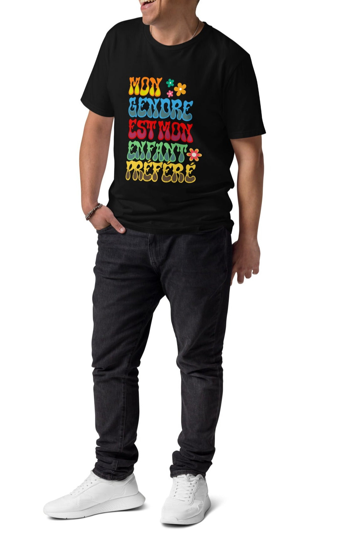 t-shirt de couleur noir 100% coton bio encolure ronde manche courte avec inscription colorée "mon gendre est mon enfant préféré" porté par un mannequin
