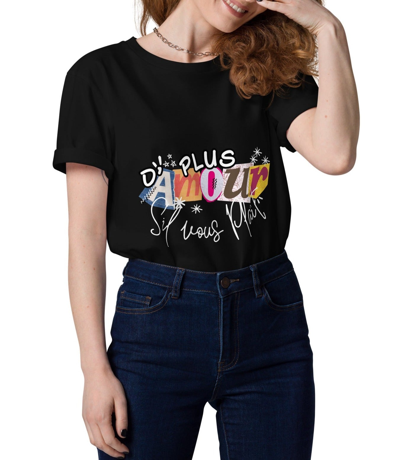 T-shirt de couleur noir encolure ronde manche courte 100& coton avec Inscription "plus d'amour s'il vous plaît" porté par une mannequin