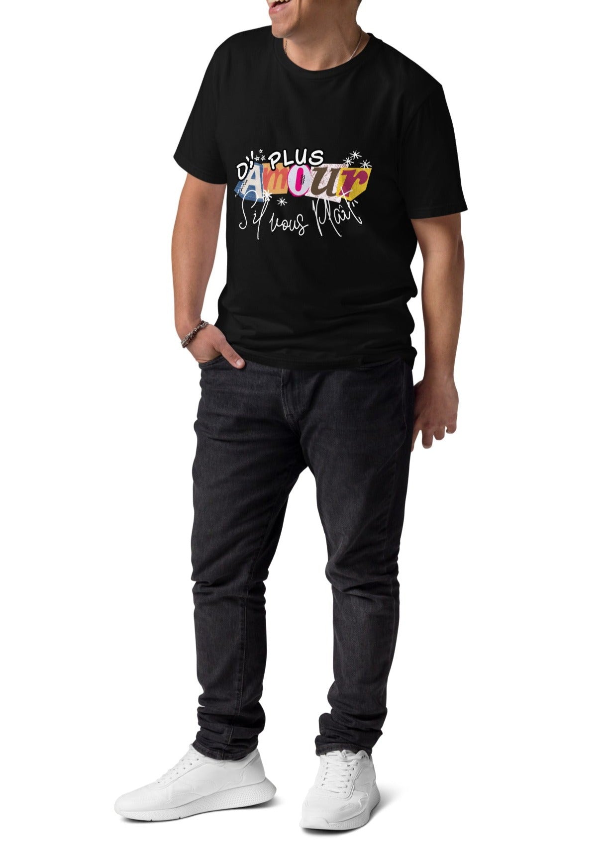 T-shirt de couleur noir encolure ronde manche courte 100& coton avec Inscription "plus d'amour s'il vous plaît" porté par un mannequin