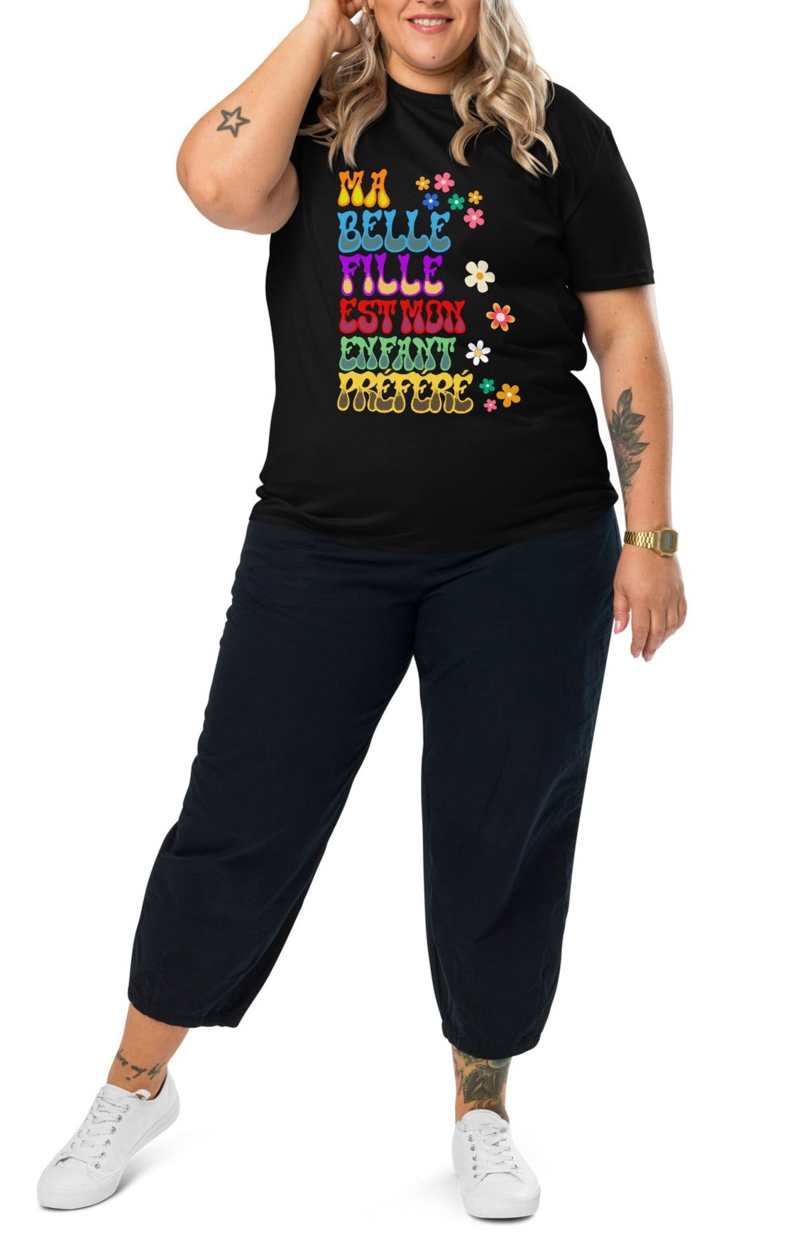 t-shirt de couleur noir 100% coton bio manche courte encolure ronde avec inscription "ma belle fille est mon enfant préféré" porté par une mannequin ronde