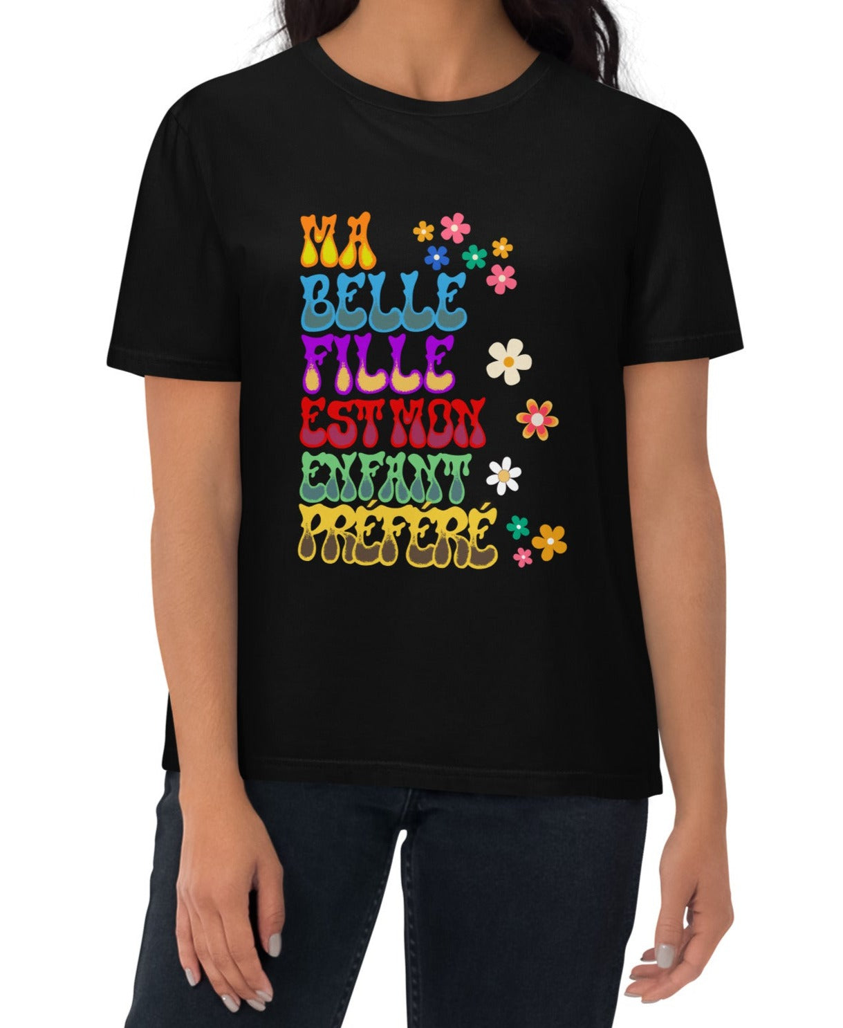 t-shirt de couleur noir 100% coton bio manche courte encolure ronde avec inscription "ma belle fille est mon enfant préféré" porté par une mannequin 