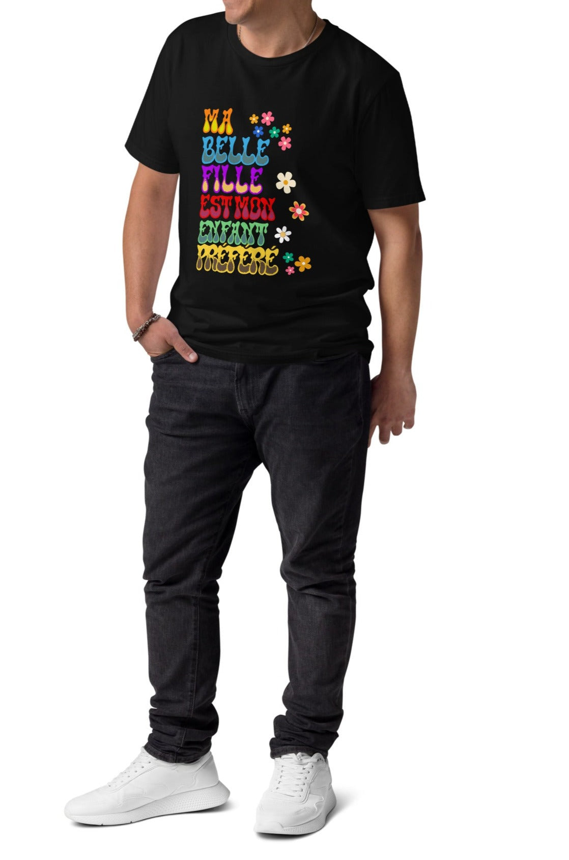 t-shirt de couleur noir 100% coton bio manche courte encolure ronde avec inscription "ma belle fille est mon enfant préféré" porté par un mannequin 