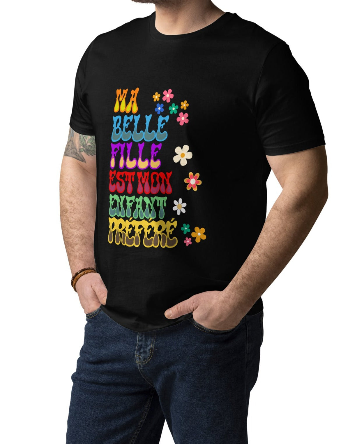 t-shirt de couleur noir 100% coton bio manche courte encolure ronde avec inscription "ma belle fille est mon enfant préféré" porté par un mannequin 